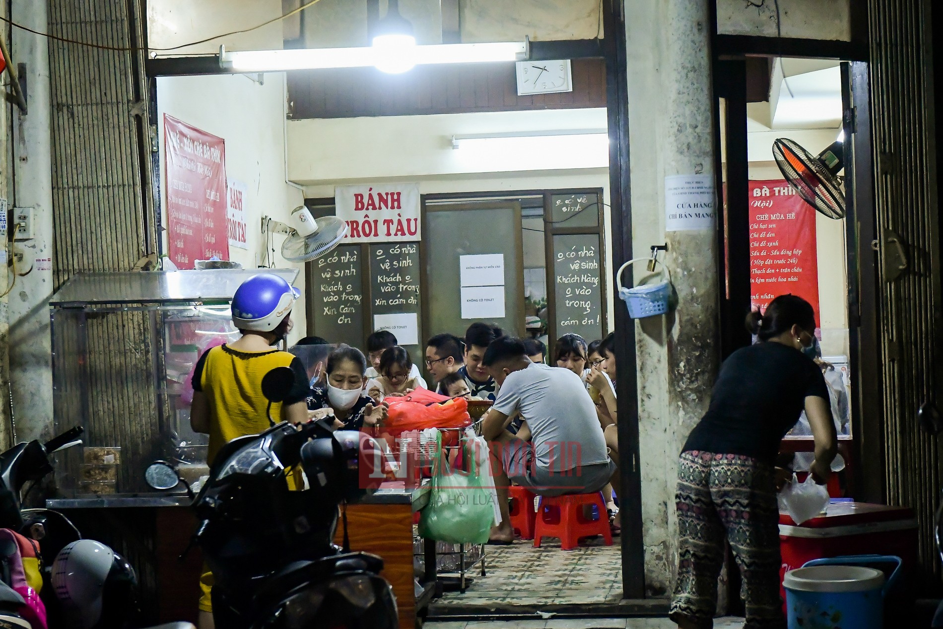 Dân sinh - Hà Nội: Hàng loạt quán ăn, uống bất chấp lệnh cấm hoạt động sau 21h (Hình 7).