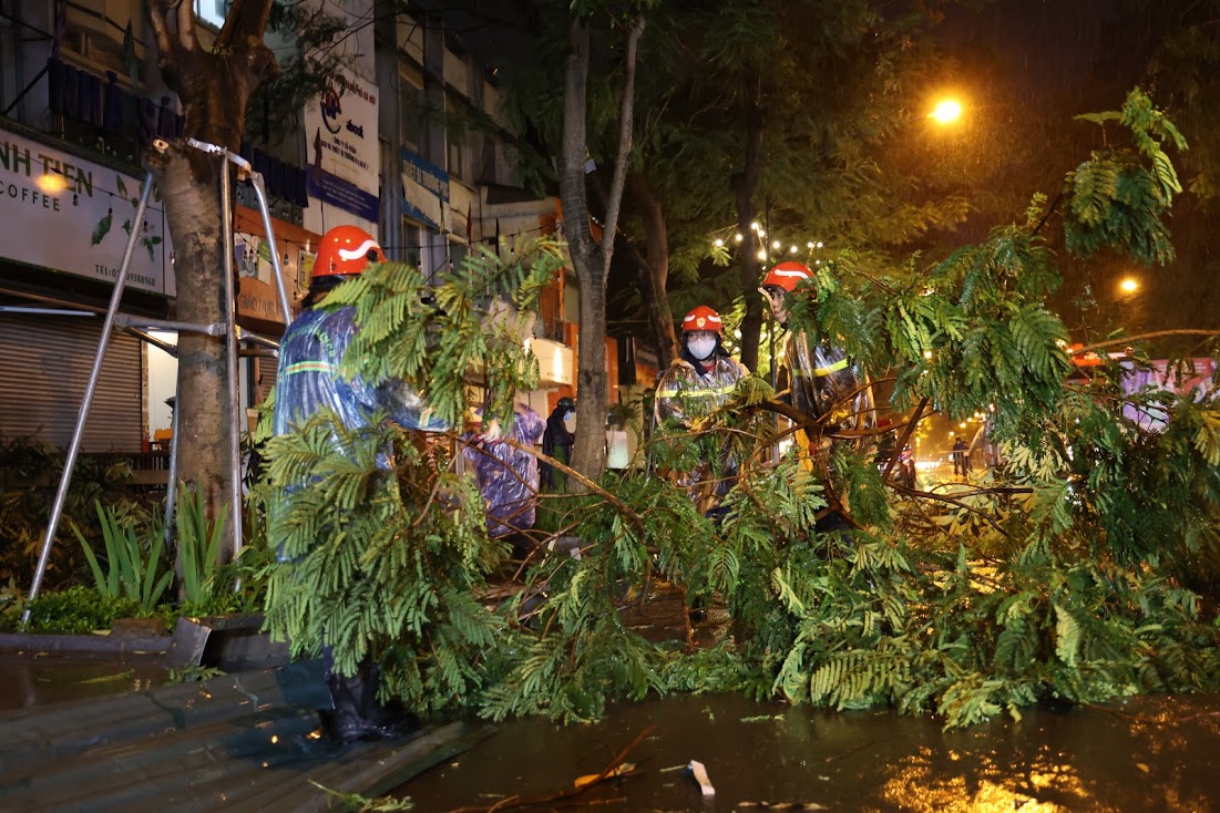 Dân sinh - Hà Nội: Mưa dông thổi bay mái nhà đè trúng 3 ô tô (Hình 6).