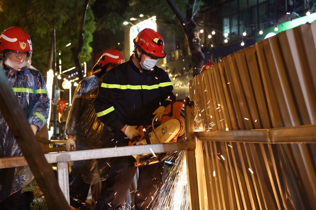 Dân sinh - Hà Nội: Mưa dông thổi bay mái nhà đè trúng 3 ô tô (Hình 9).