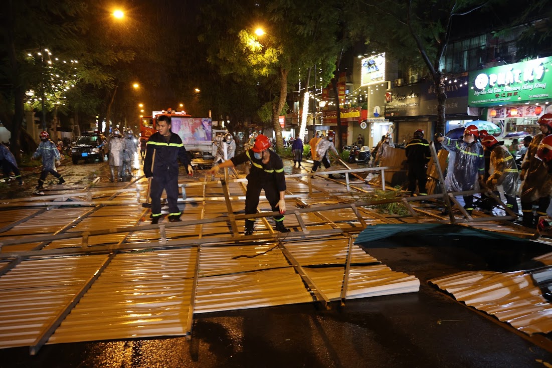 Dân sinh - Hà Nội: Mưa dông thổi bay mái nhà đè trúng 3 ô tô (Hình 2).