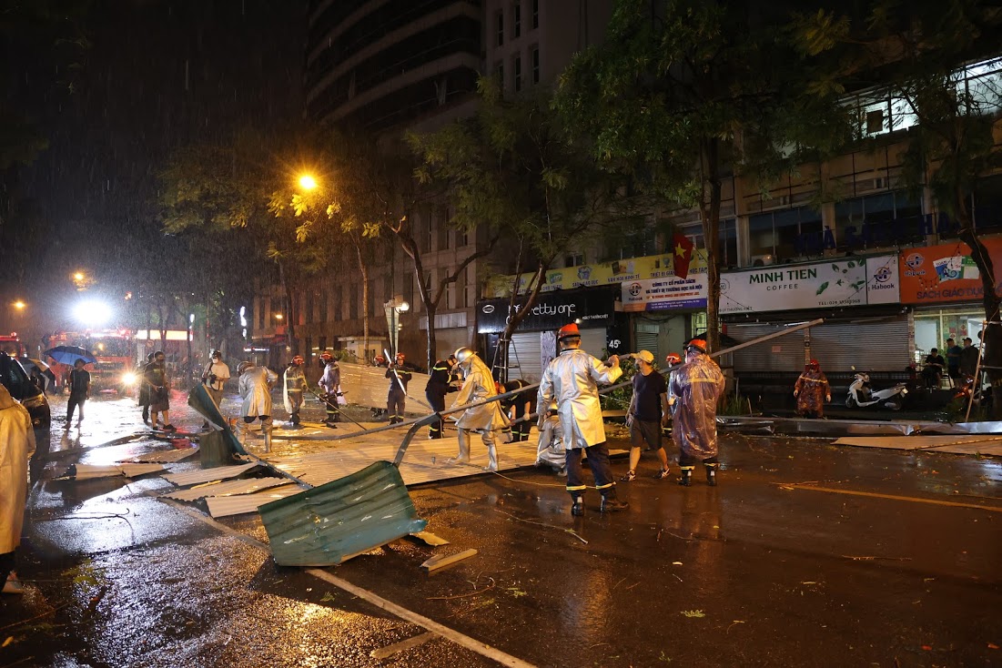 Dân sinh - Hà Nội: Mưa dông thổi bay mái nhà đè trúng 3 ô tô (Hình 3).