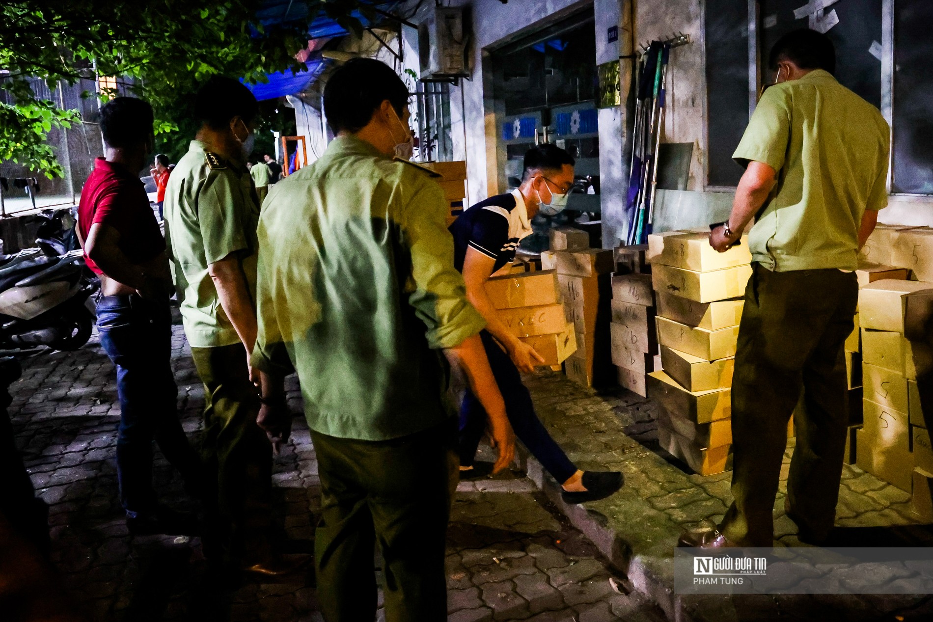 An ninh - Hình sự - Cận cảnh kho nước hoa, mỹ phẩm giả được nguỵ trang kín mít, gắn camera theo dõi