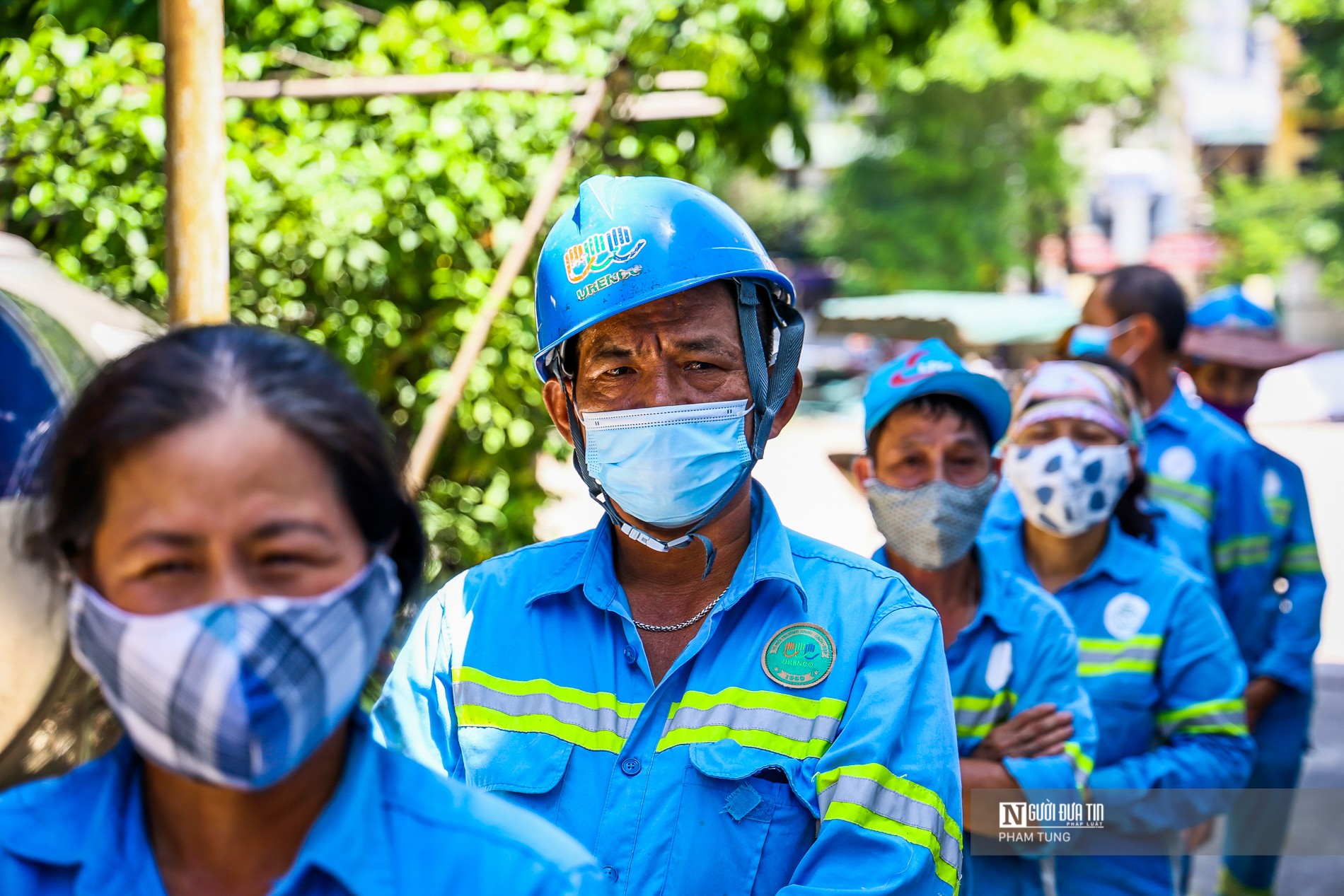 Dân sinh - Công nhân môi trường bị nợ lương bật khóc khi được nhân tiền hỗ trợ (Hình 8).