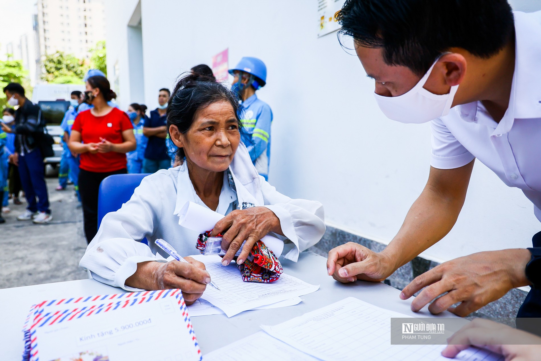 Dân sinh - Công nhân môi trường bị nợ lương bật khóc khi được nhân tiền hỗ trợ (Hình 7).