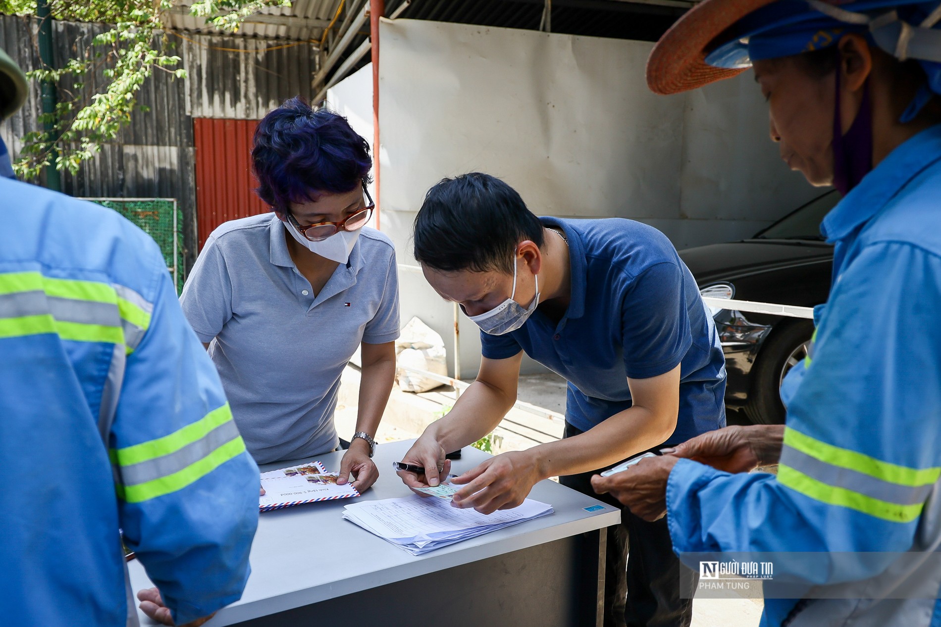 Dân sinh - Công nhân môi trường bị nợ lương bật khóc khi được nhân tiền hỗ trợ (Hình 10).