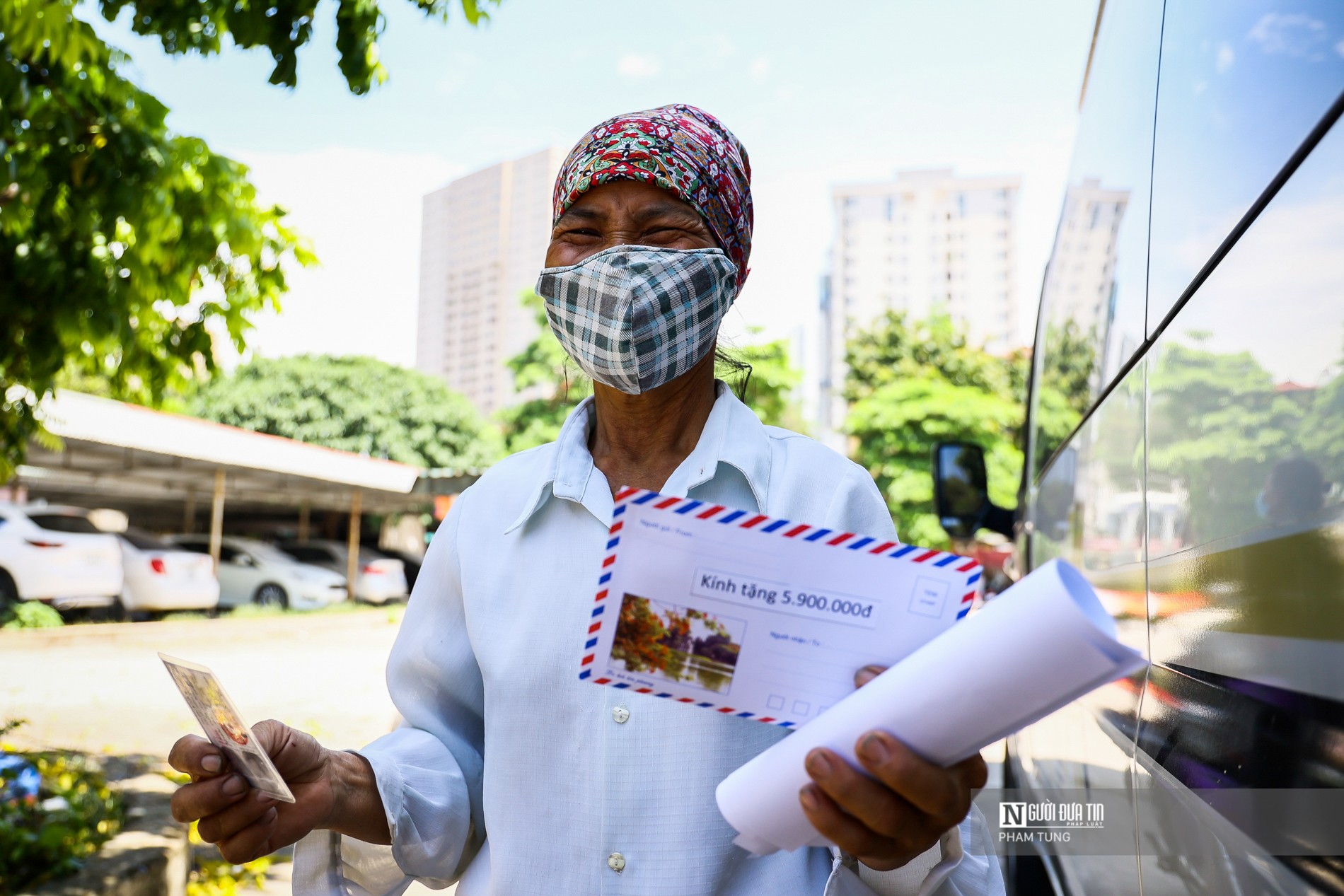 Dân sinh - Công nhân môi trường bị nợ lương bật khóc khi được nhân tiền hỗ trợ (Hình 5).