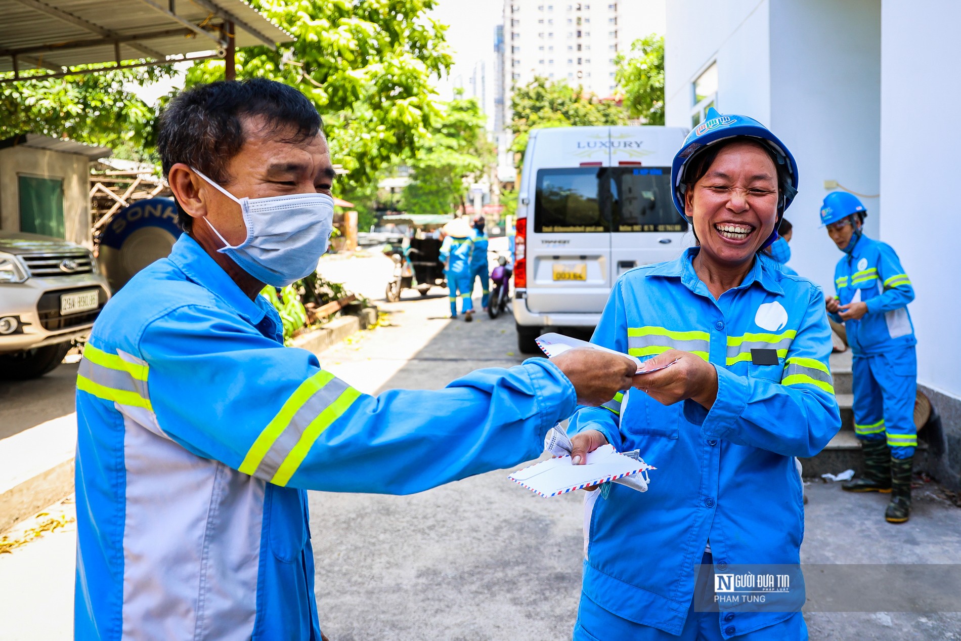 Dân sinh - Công nhân môi trường bị nợ lương bật khóc khi được nhân tiền hỗ trợ (Hình 4).