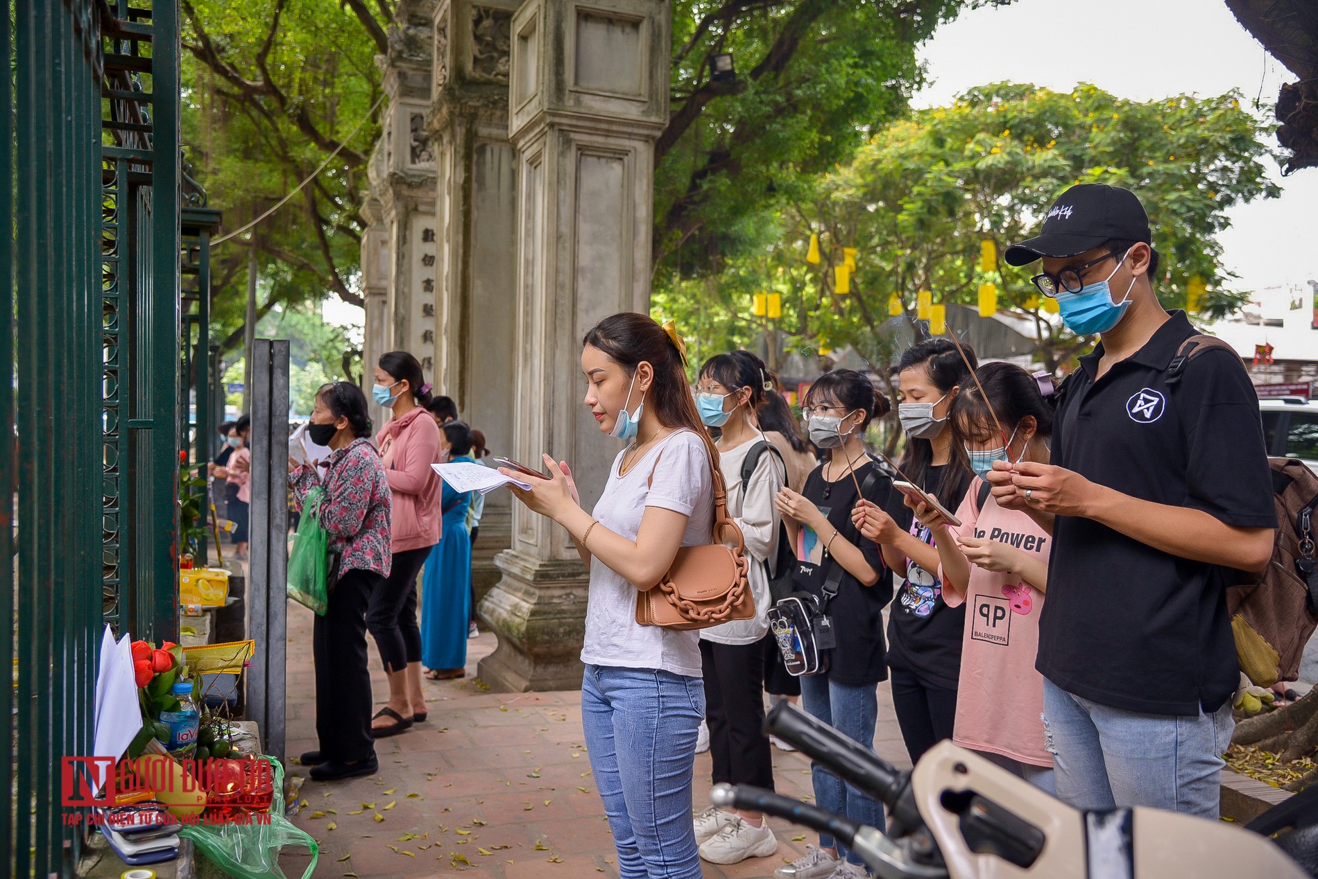 Giáo dục - Sĩ tử, phụ huynh vái vọng cầu may trước kỳ thi tốt nghiệp THPT 2021 (Hình 2).