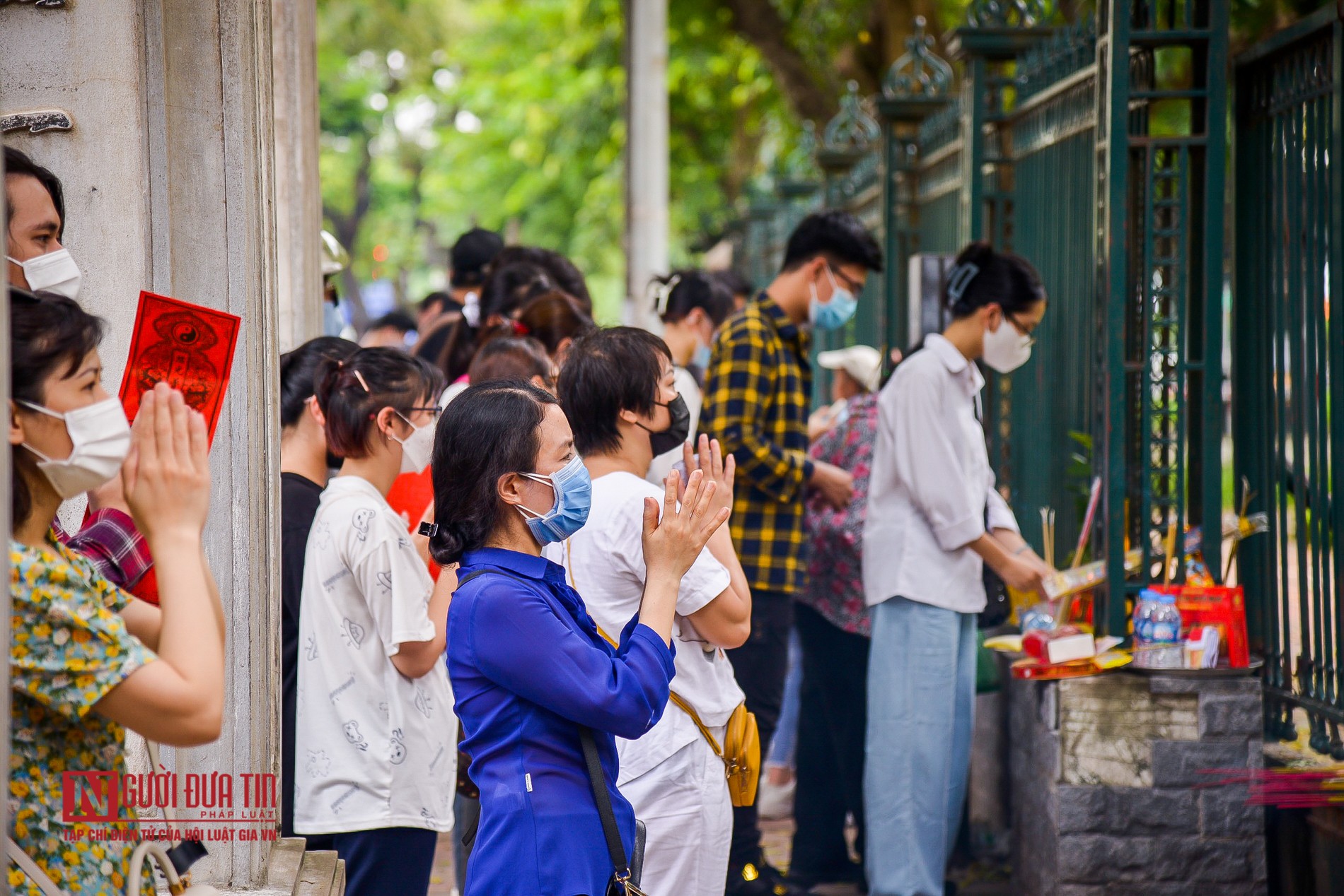 Giáo dục - Sĩ tử, phụ huynh vái vọng cầu may trước kỳ thi tốt nghiệp THPT 2021 (Hình 3).