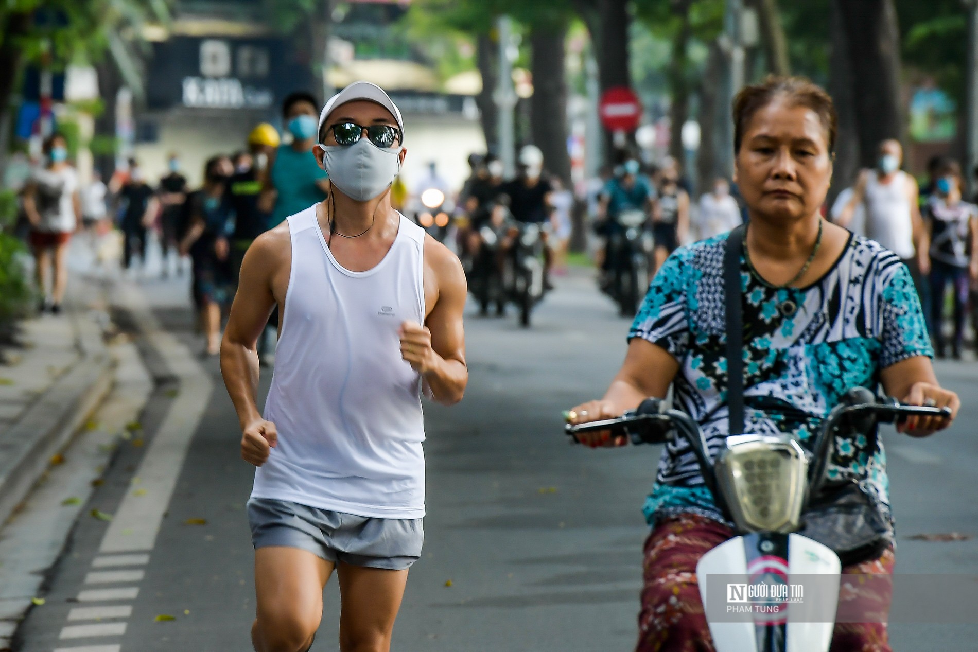 Tin mới - Hà Nội: Người dân thản nhiên tập thể dục sau lệnh cấm (Hình 3).