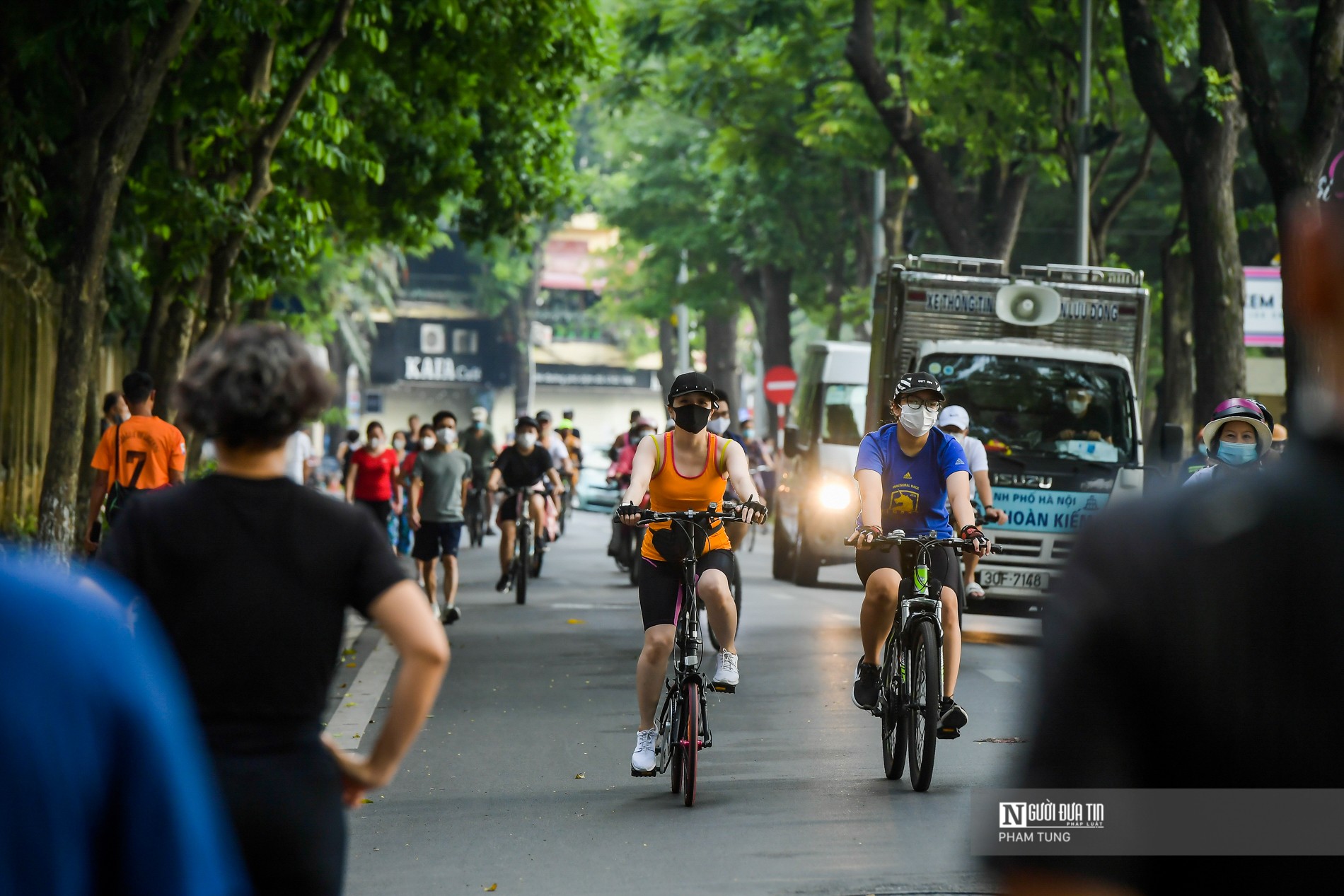 Tin mới - Hà Nội: Người dân thản nhiên tập thể dục sau lệnh cấm (Hình 2).