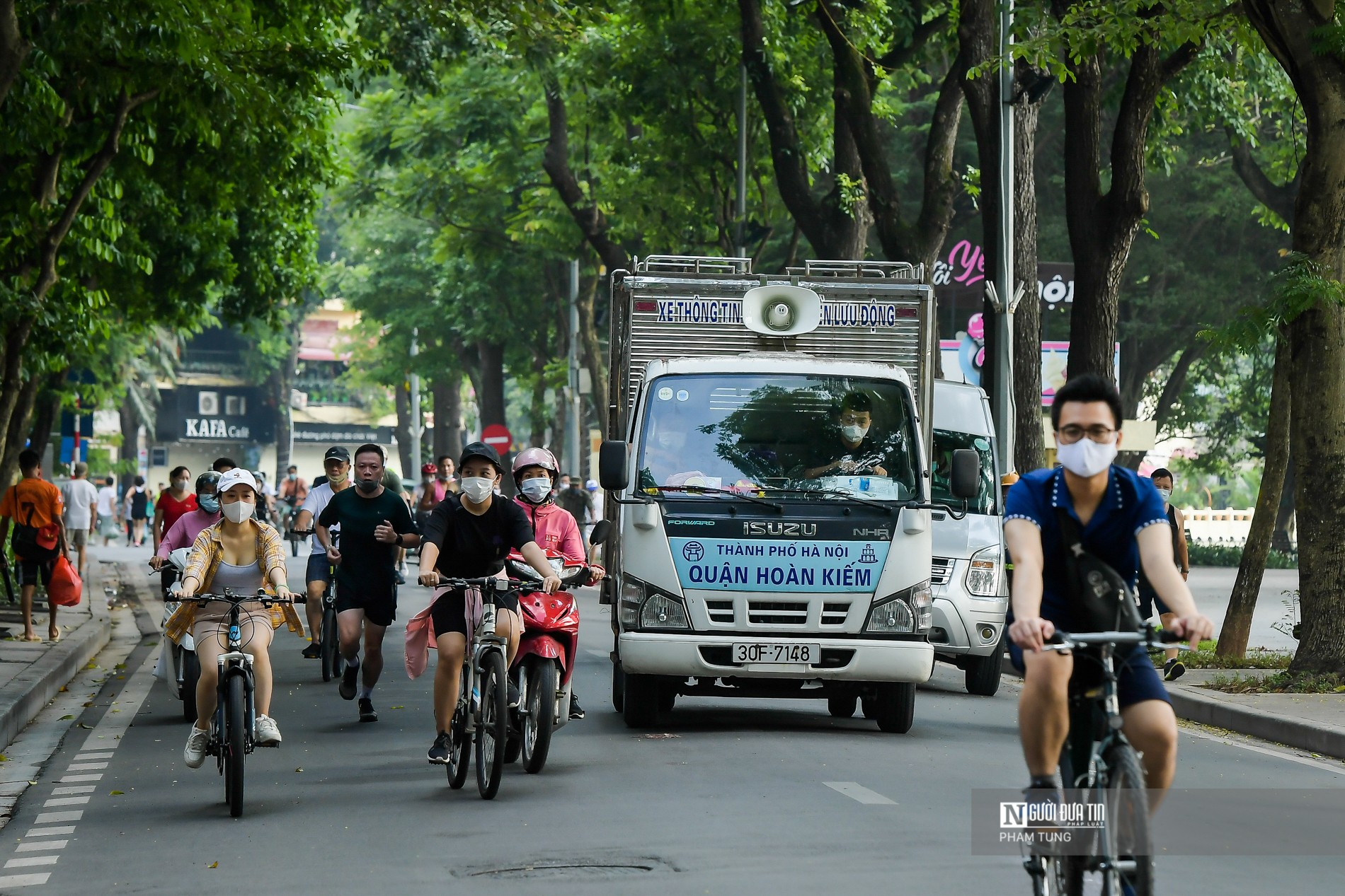 Tin mới - Hà Nội: Người dân thản nhiên tập thể dục sau lệnh cấm (Hình 9).