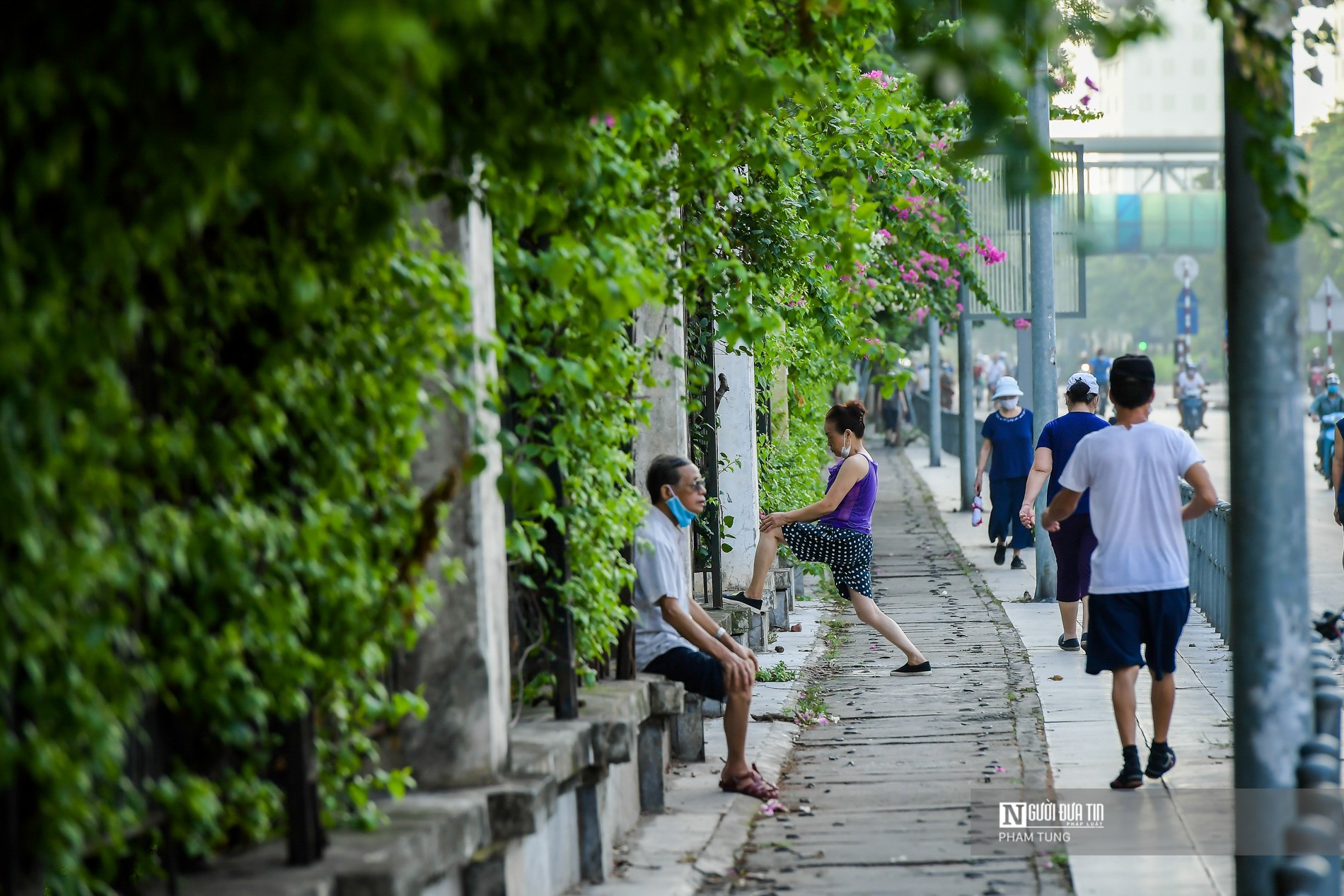 Tin mới - Hà Nội: Người dân thản nhiên tập thể dục sau lệnh cấm (Hình 14).