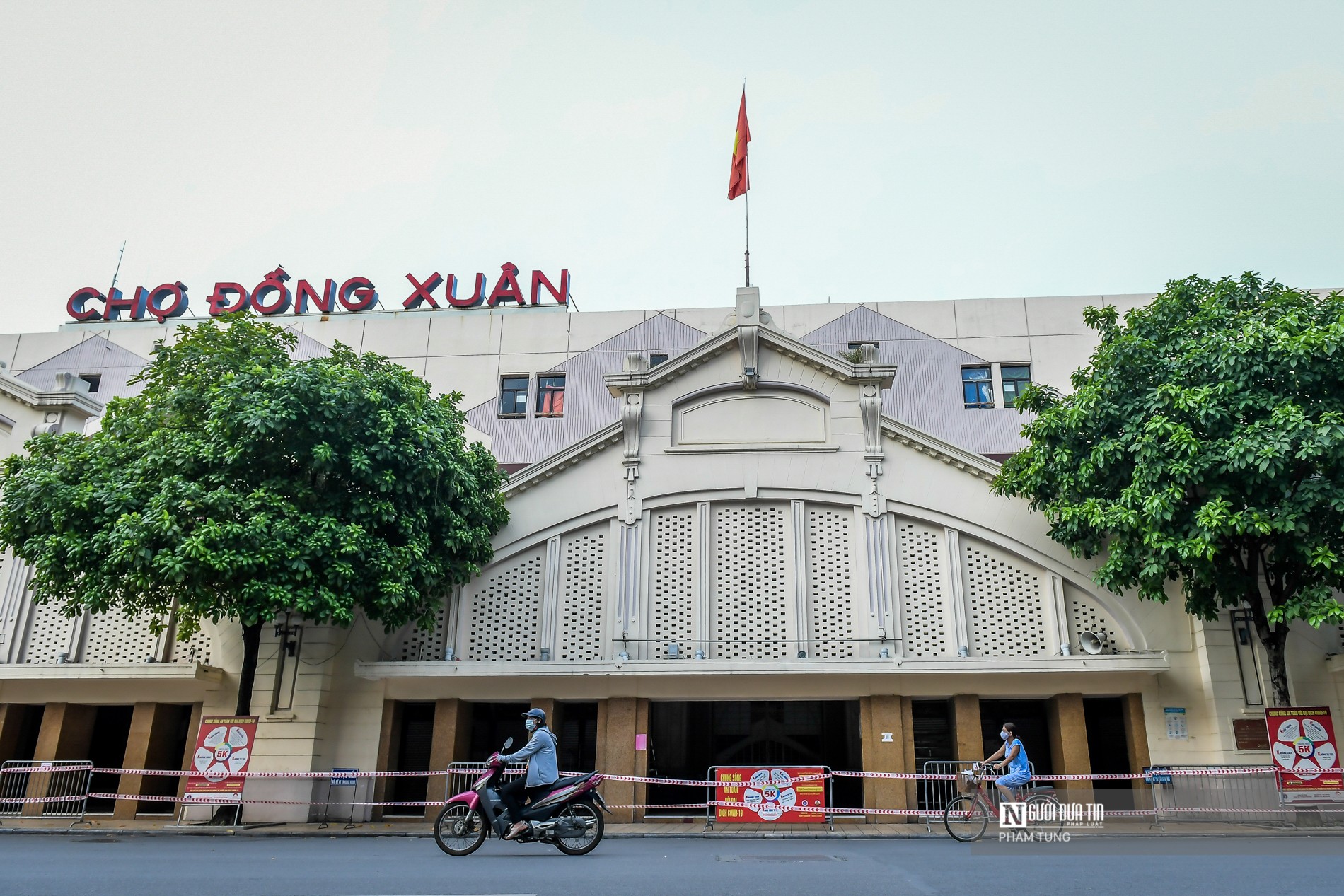 Tiêu dùng & Dư luận - Hà Nội: Chợ Đồng Xuân cửa đóng then cài phòng dịch Covid-19 (Hình 17).