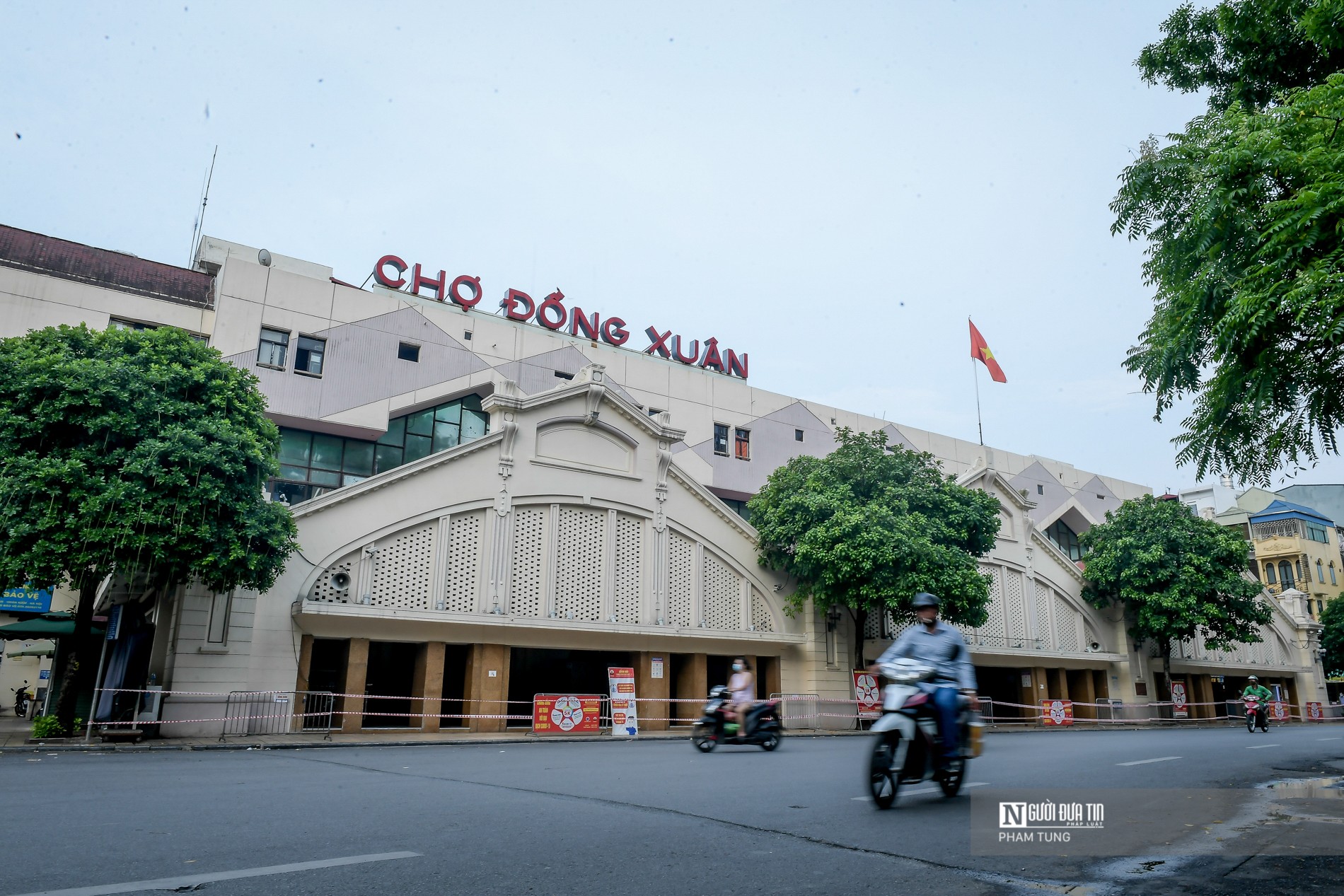 Tiêu dùng & Dư luận - Hà Nội: Chợ Đồng Xuân cửa đóng then cài phòng dịch Covid-19