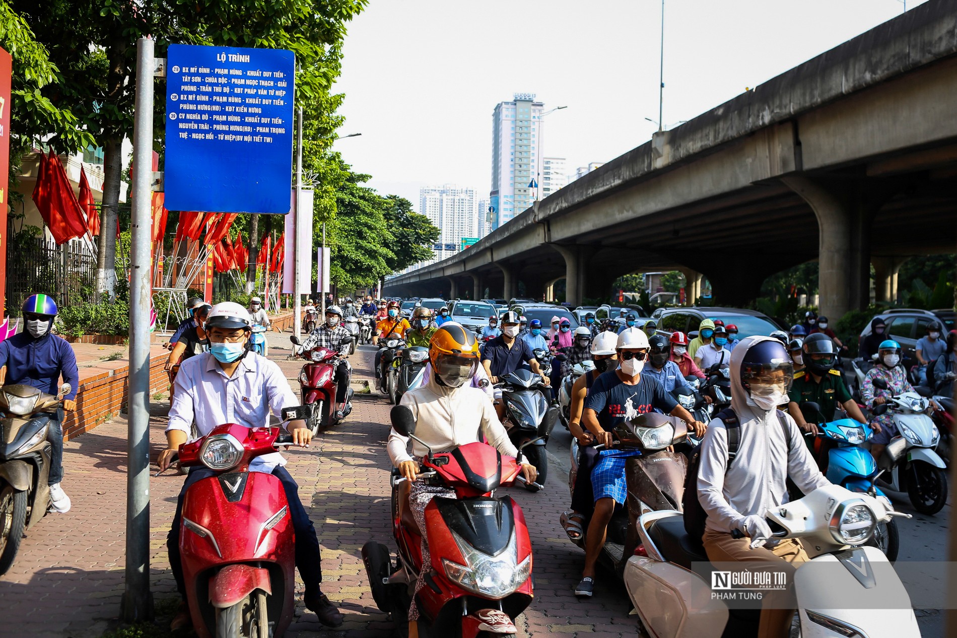 Sự kiện - Đường phố Hà Nội ùn tắc dài ngày đầu áp dụng biện pháp phòng dịch mới (Hình 5).