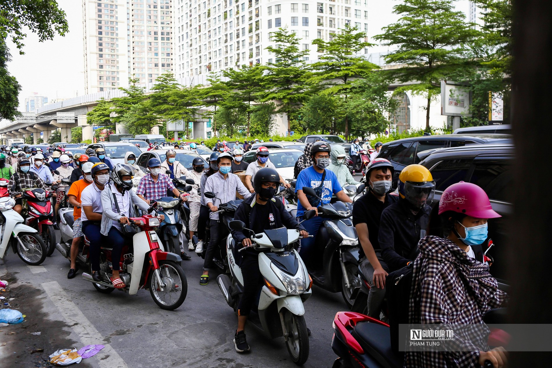 Sự kiện - Đường phố Hà Nội ùn tắc dài ngày đầu áp dụng biện pháp phòng dịch mới (Hình 8).