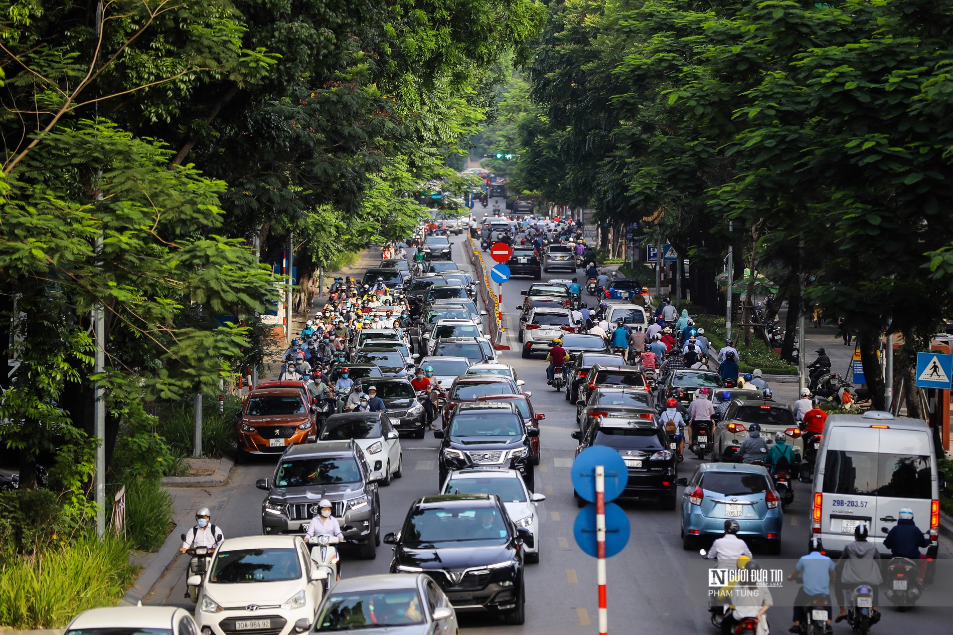 Sự kiện - Đường phố Hà Nội ùn tắc dài ngày đầu áp dụng biện pháp phòng dịch mới (Hình 9).