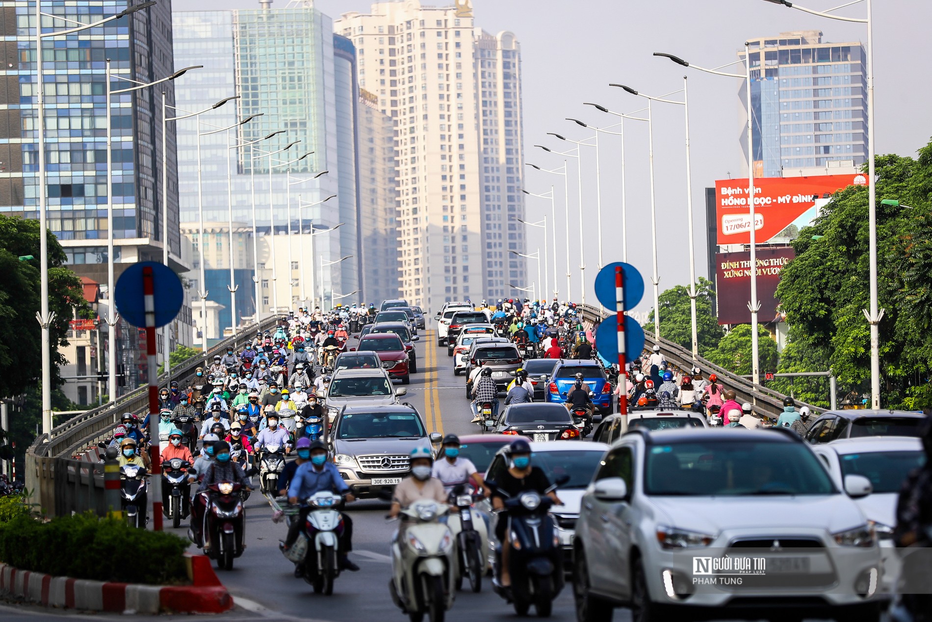 Sự kiện - Đường phố Hà Nội ùn tắc dài ngày đầu áp dụng biện pháp phòng dịch mới (Hình 4).