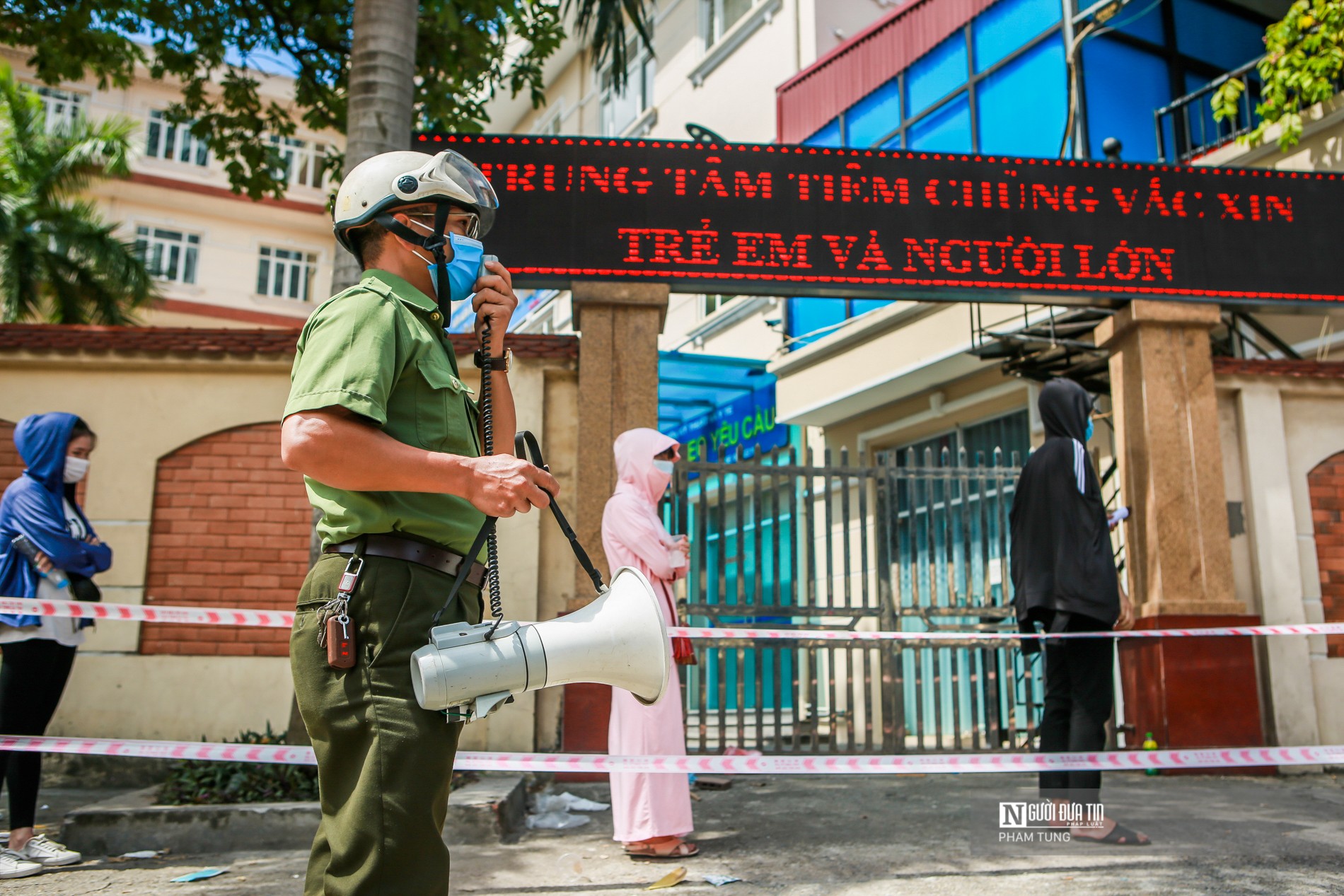 Dân sinh - Hà Nội: Giải tán đám đông hàng trăm người xếp hàng xét nghiệm Covid -19 (Hình 9).