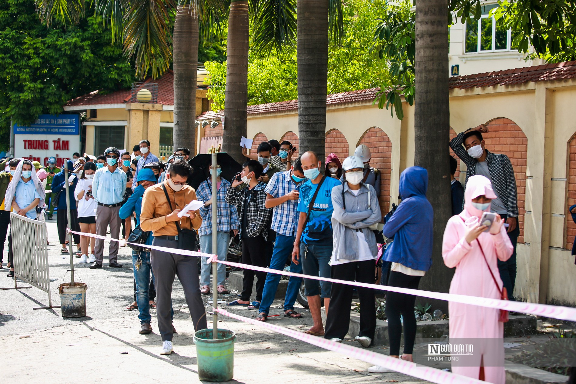 Dân sinh - Hà Nội: Giải tán đám đông hàng trăm người xếp hàng xét nghiệm Covid -19 (Hình 4).