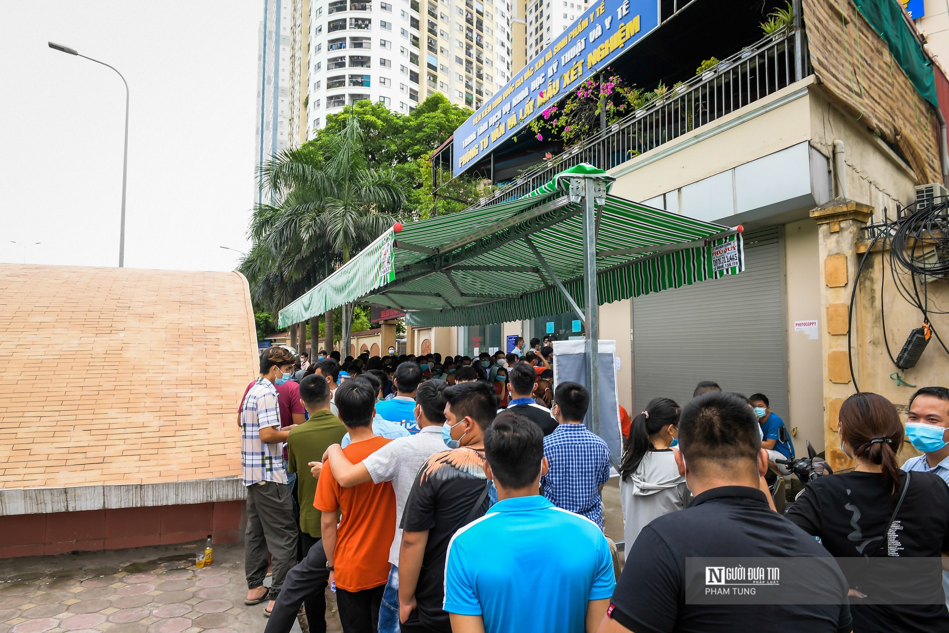 Dân sinh - Hà Nội: Hàng trăm người chen chân chờ xét nghiệm Covid-19