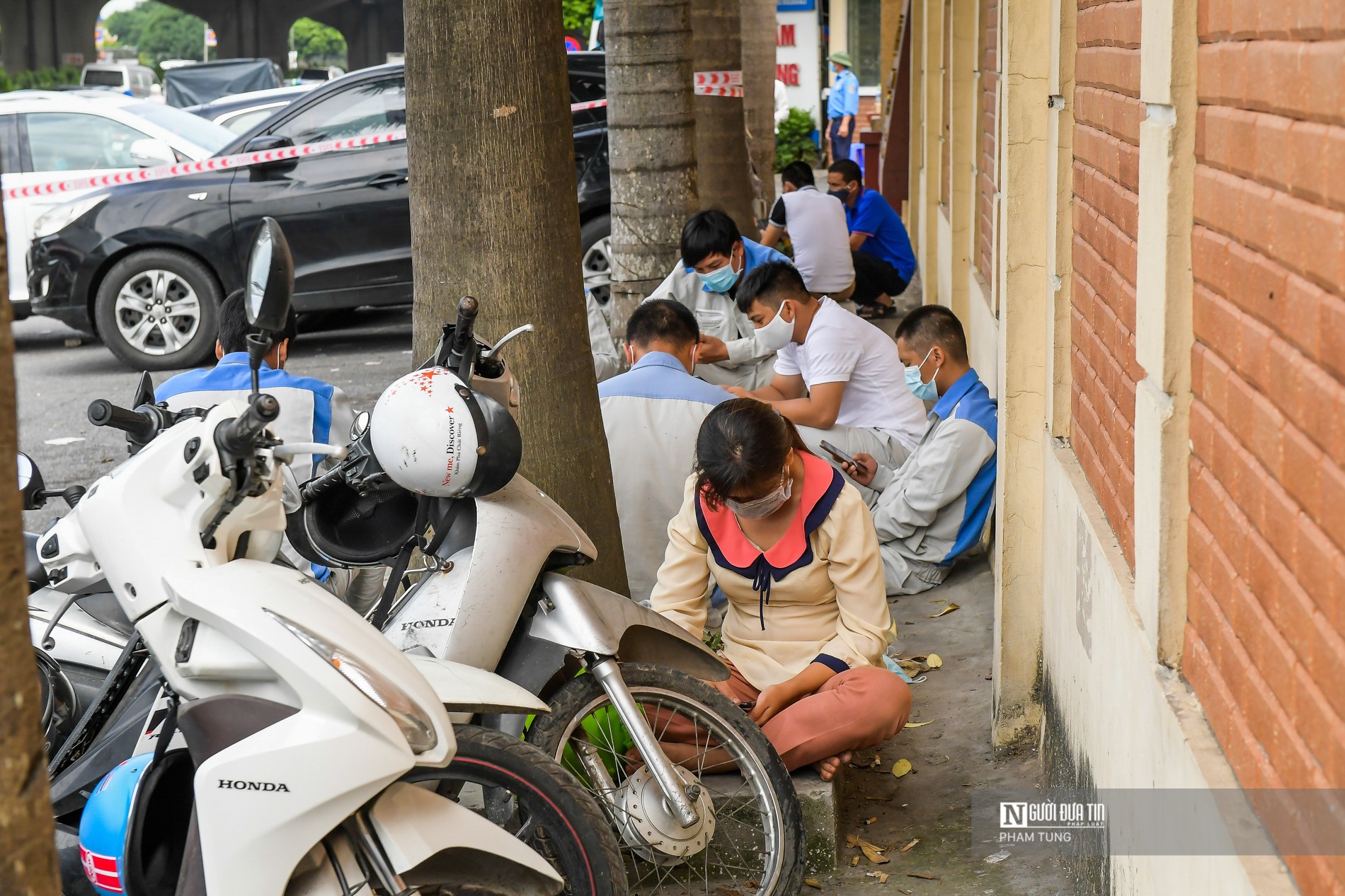 Dân sinh - Hà Nội: Hàng trăm người chen chân chờ xét nghiệm Covid-19 (Hình 9).