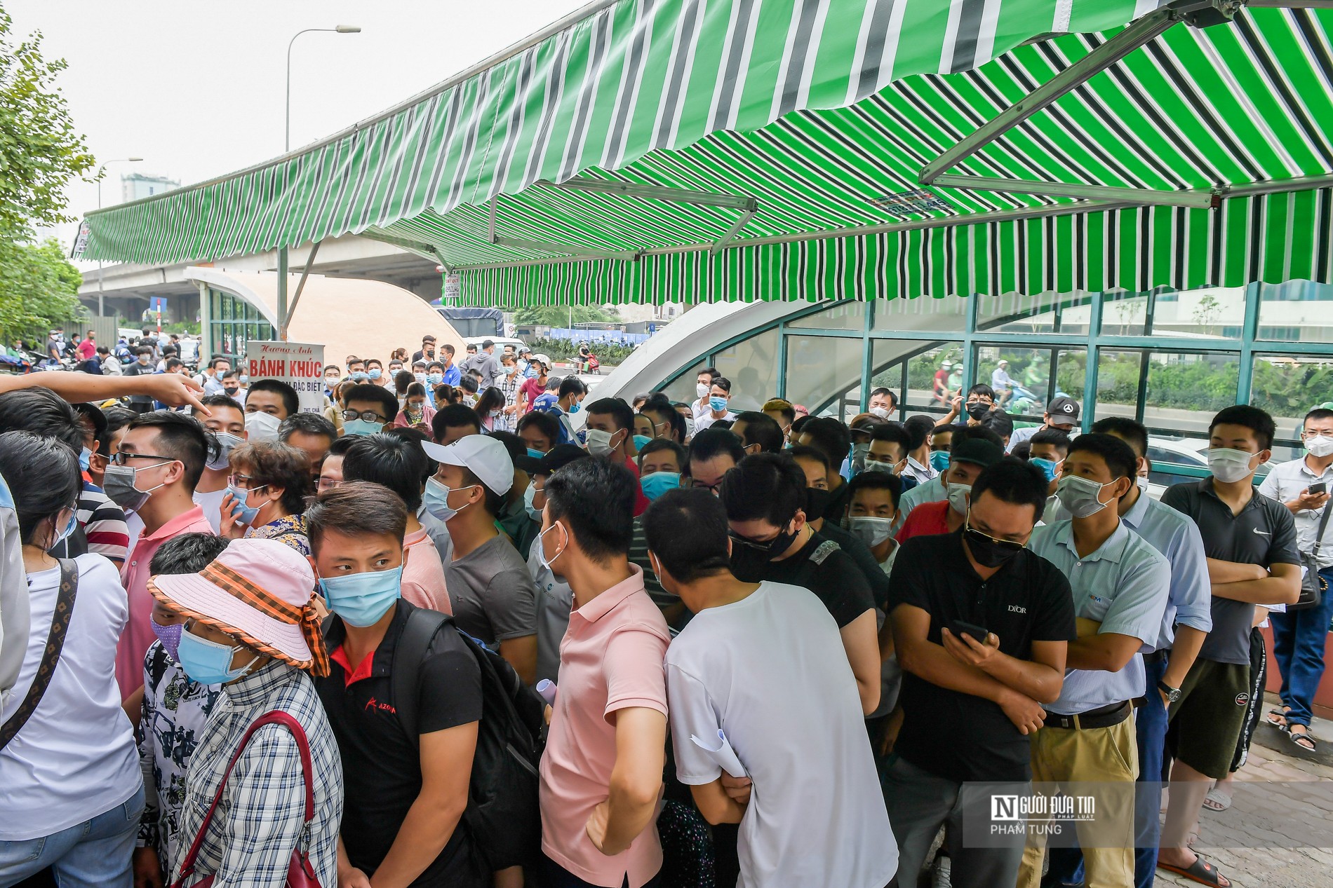 Dân sinh - Hà Nội: Hàng trăm người chen chân chờ xét nghiệm Covid-19 (Hình 3).