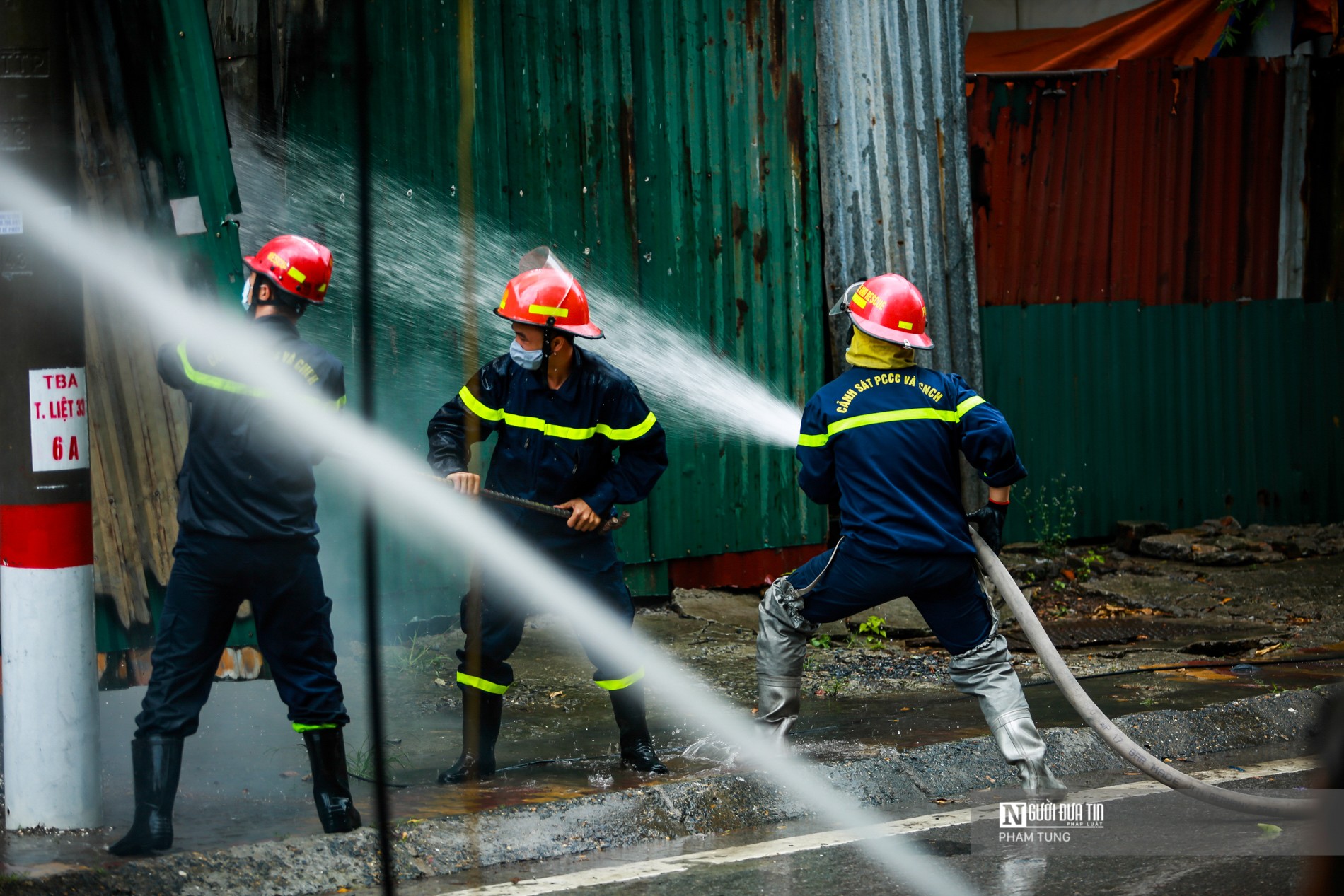 Dân sinh - Hà Nội: Cháy lớn tại kho xưởng ống nhựa và thiết bị điện tử (Hình 2).