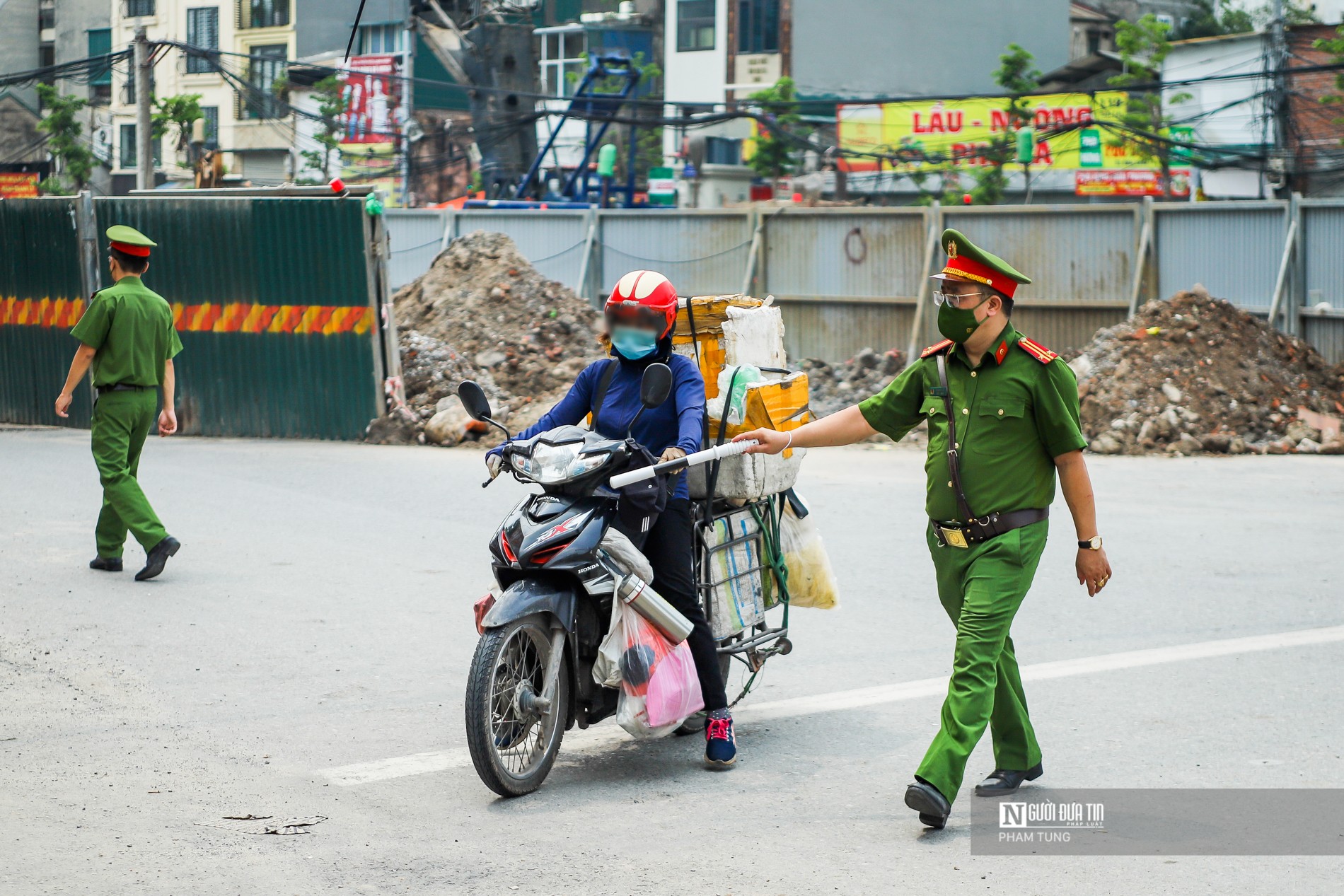 Dân sinh - Hà Nội: Nhiều shipper bị lập biên bản