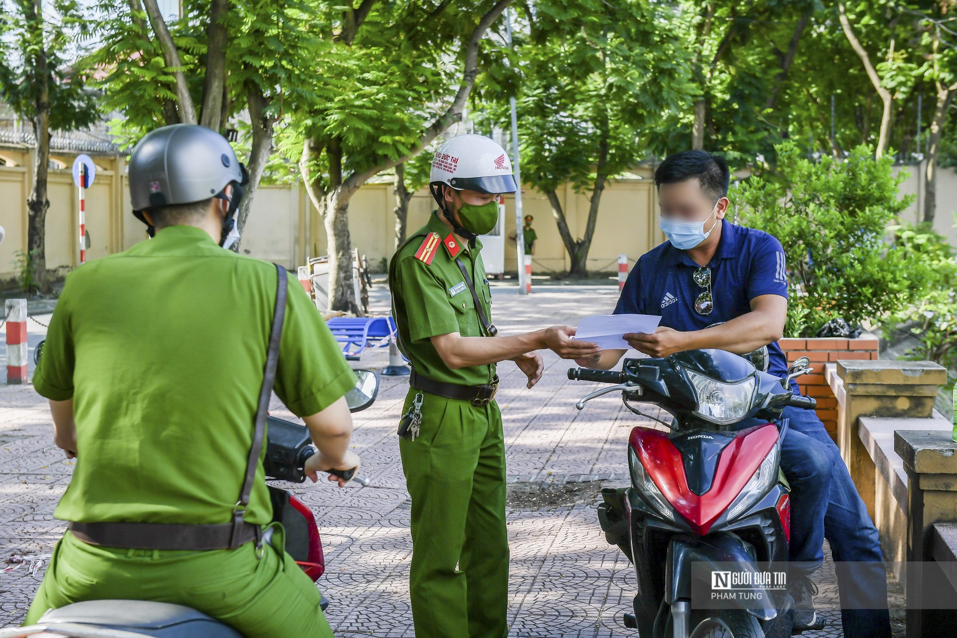 Sự kiện - Xuất trình giấy đi đường của công ty cầm đồ, 3 người bị xử phạt (Hình 2).