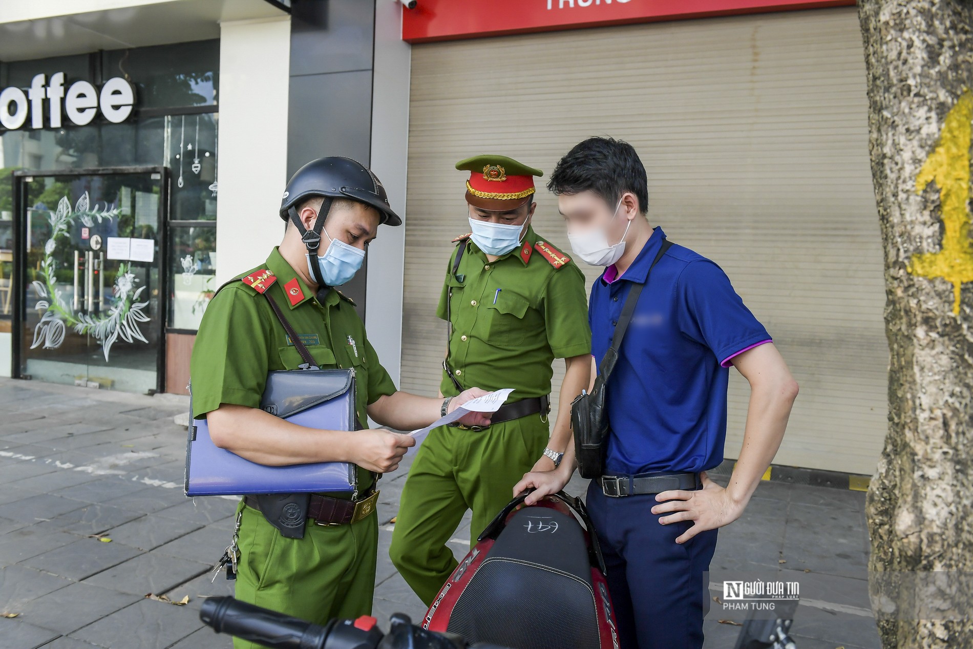 Sự kiện - Xuất trình giấy đi đường của công ty cầm đồ, 3 người bị xử phạt (Hình 9).