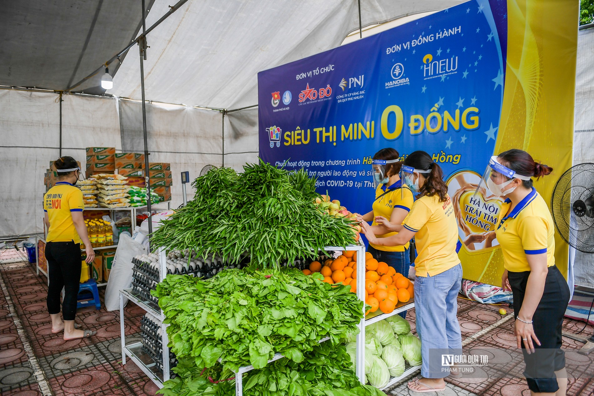 Dân sinh - Hà Nội: Ấm áp “siêu thị mini 0 đồng” hỗ trợ những người khó khăn