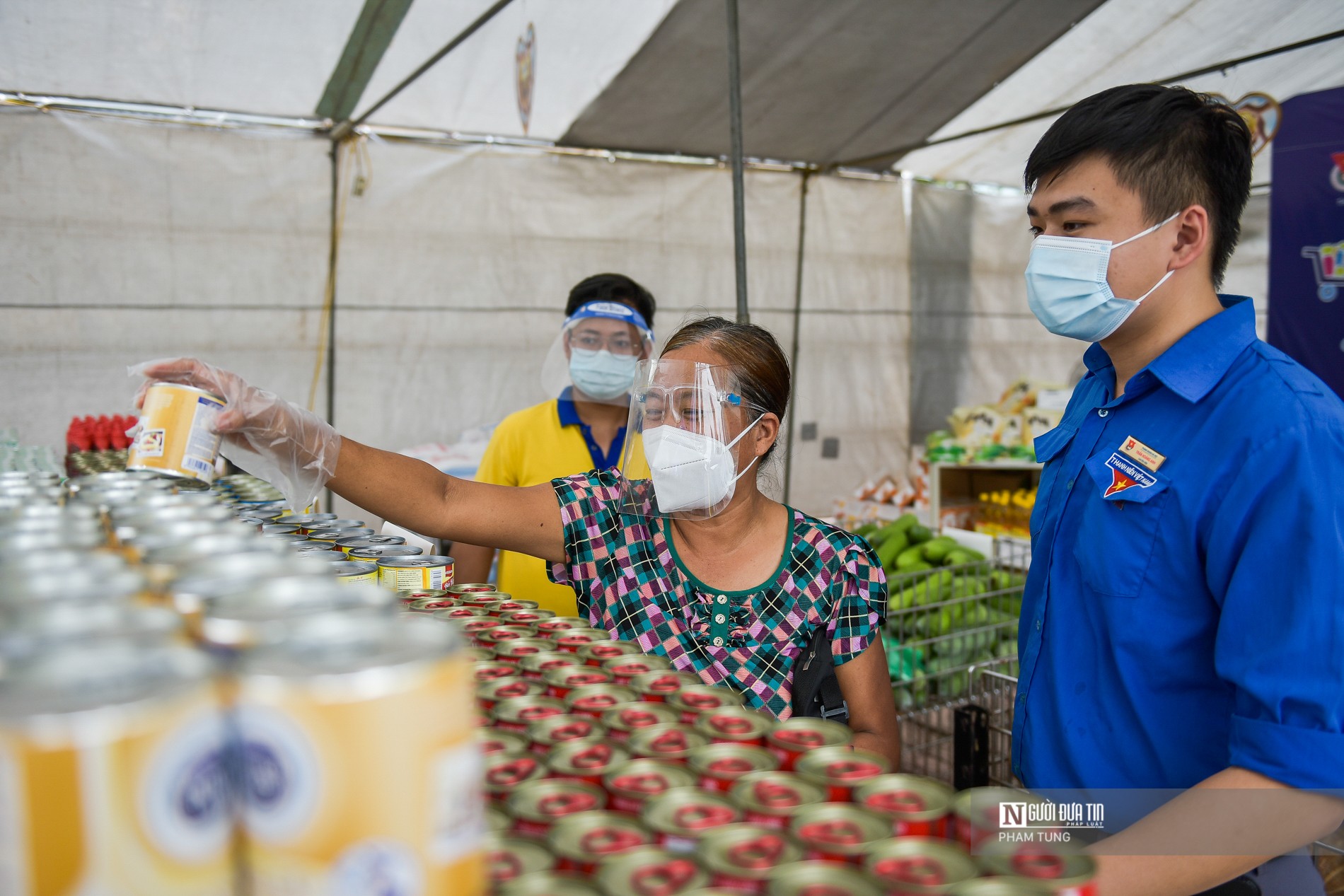 Dân sinh - Hà Nội: Ấm áp “siêu thị mini 0 đồng” hỗ trợ những người khó khăn (Hình 9).