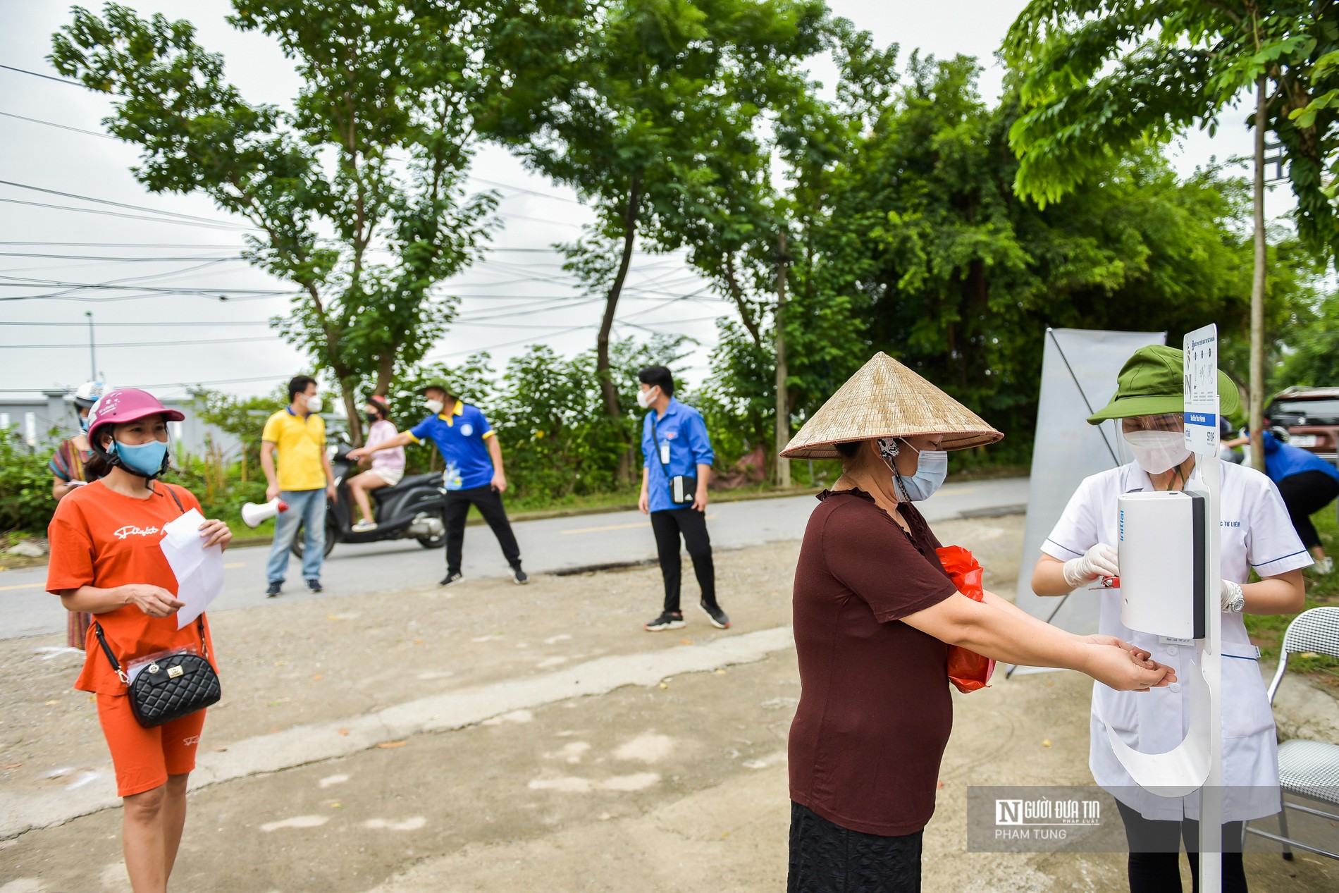 Dân sinh - Hà Nội: Ấm áp “siêu thị mini 0 đồng” hỗ trợ những người khó khăn (Hình 2).