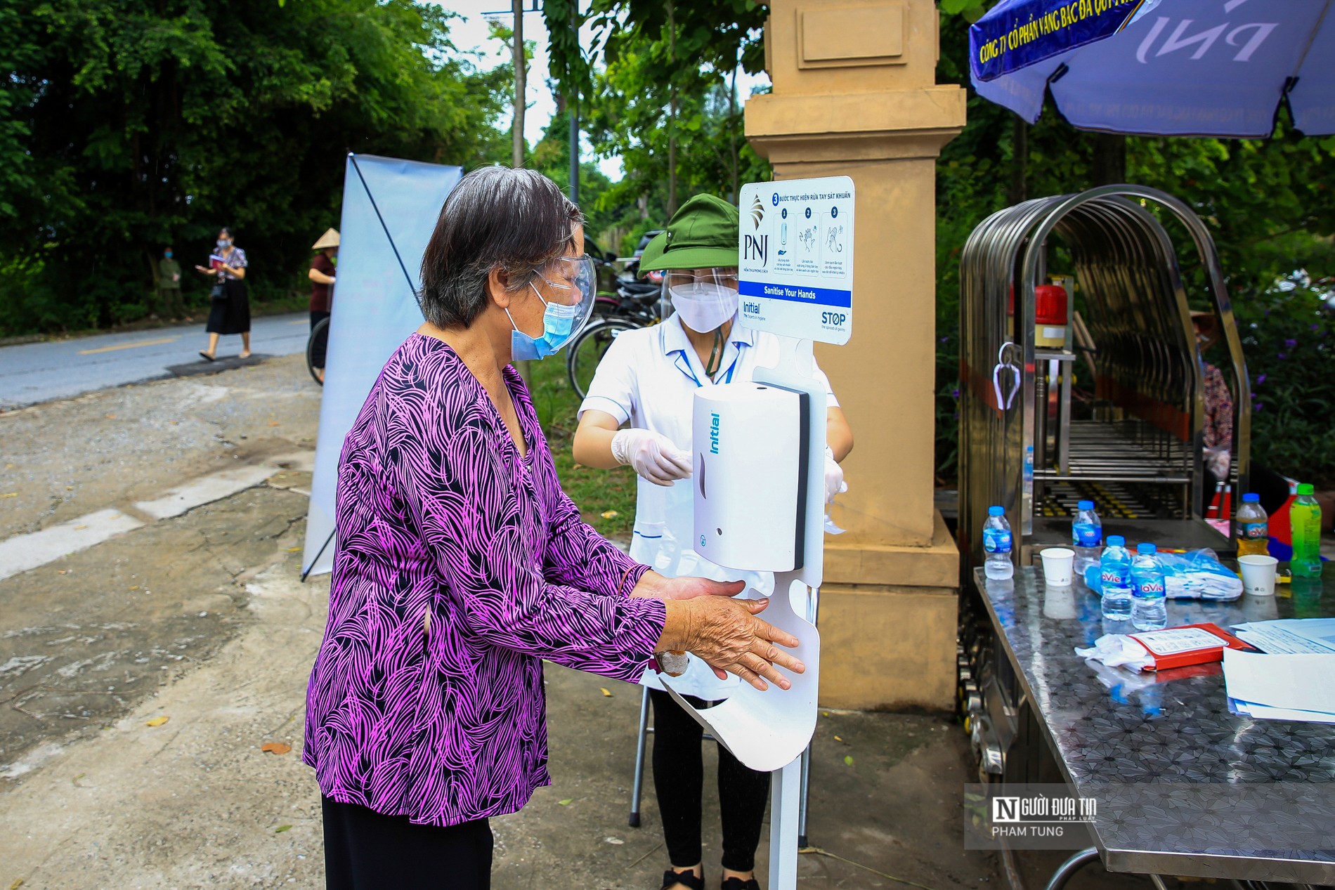 Dân sinh - Hà Nội: Ấm áp “siêu thị mini 0 đồng” hỗ trợ những người khó khăn (Hình 3).