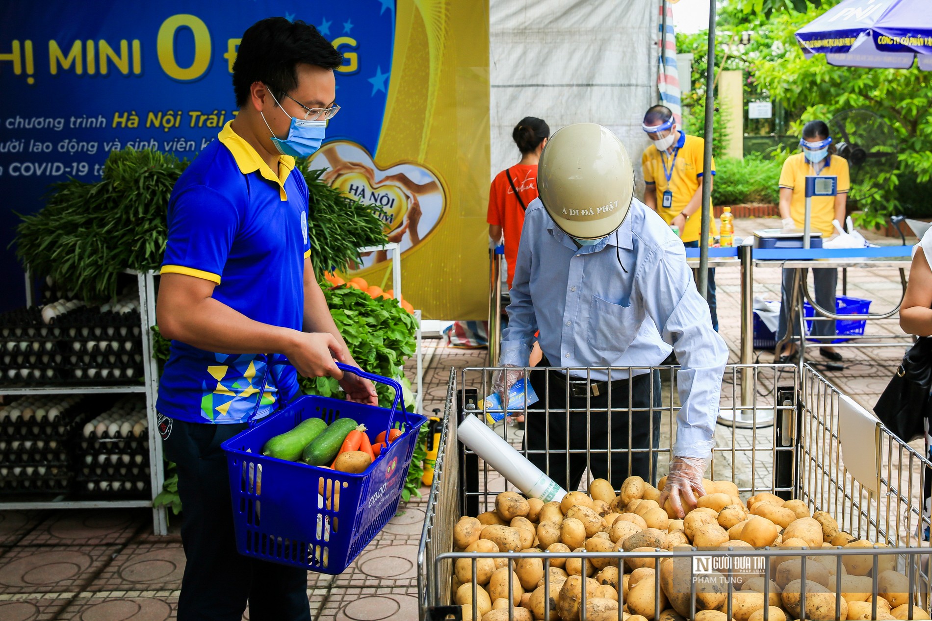 Dân sinh - Hà Nội: Ấm áp “siêu thị mini 0 đồng” hỗ trợ những người khó khăn (Hình 4).