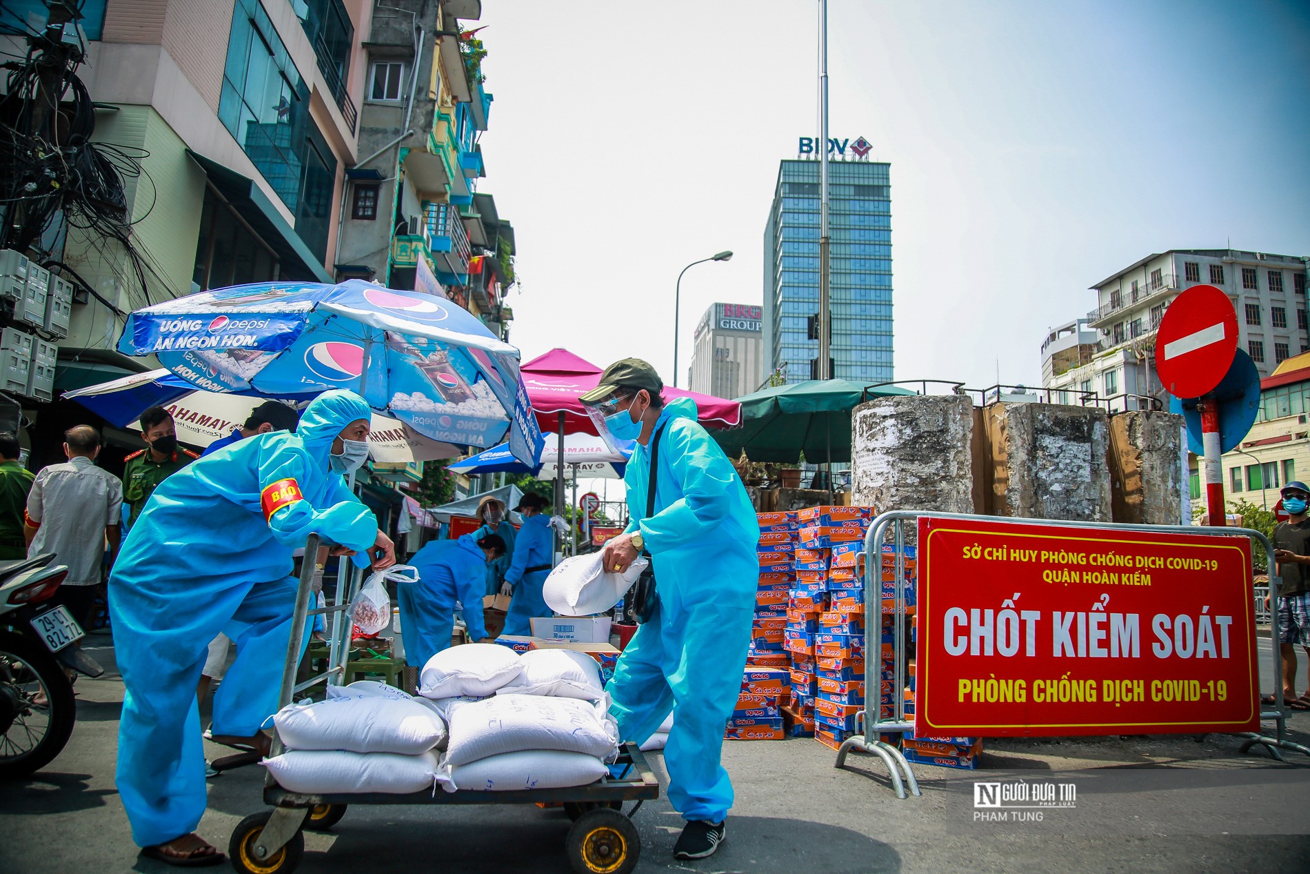 Dân sinh - Hà Nội: Hàng trăm người tiếp tế cho người thân tại khu phong tỏa (Hình 2).