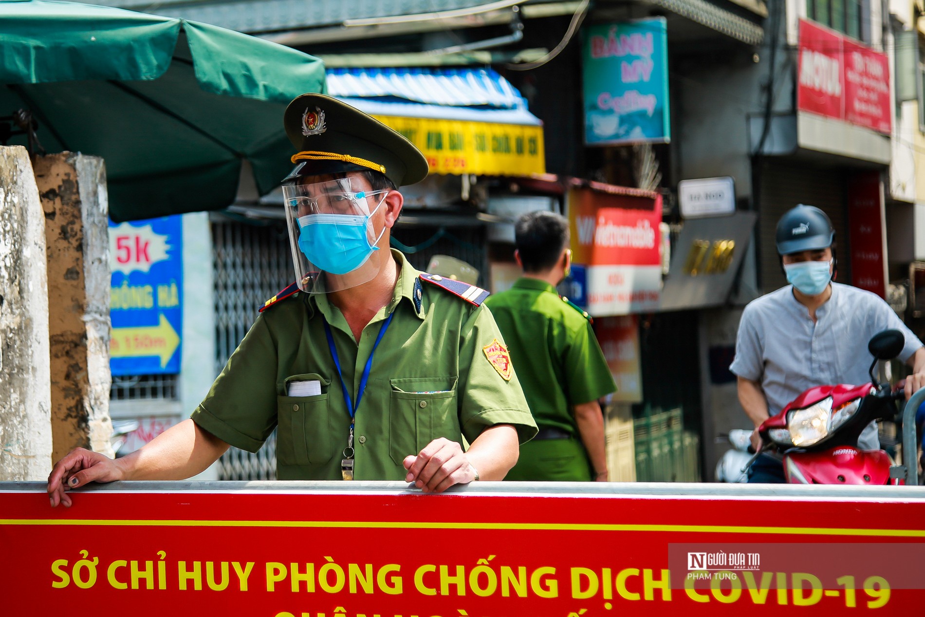 Dân sinh - Hà Nội: Hàng trăm người tiếp tế cho người thân tại khu phong tỏa (Hình 11).