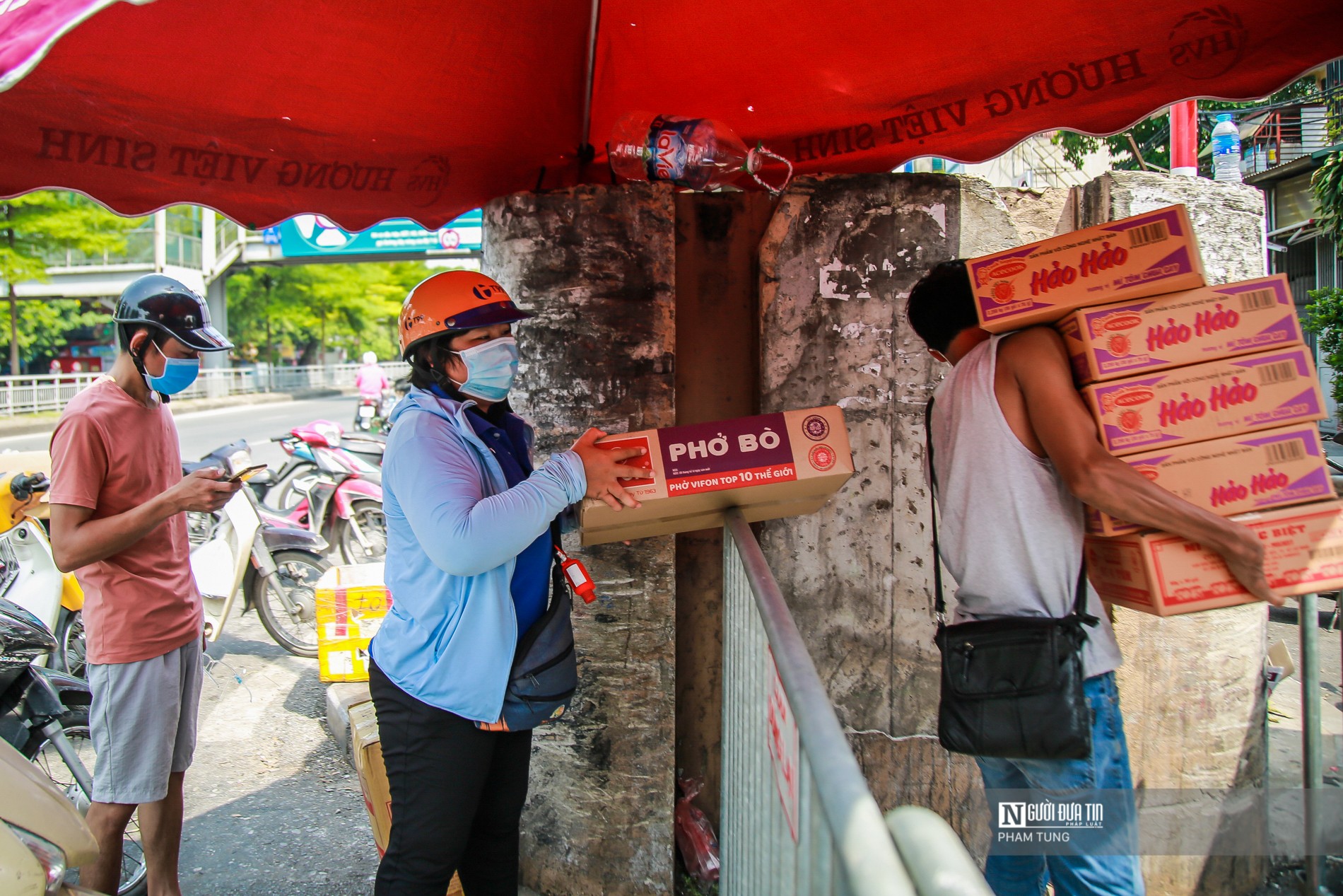 Dân sinh - Hà Nội: Hàng trăm người tiếp tế cho người thân tại khu phong tỏa (Hình 7).