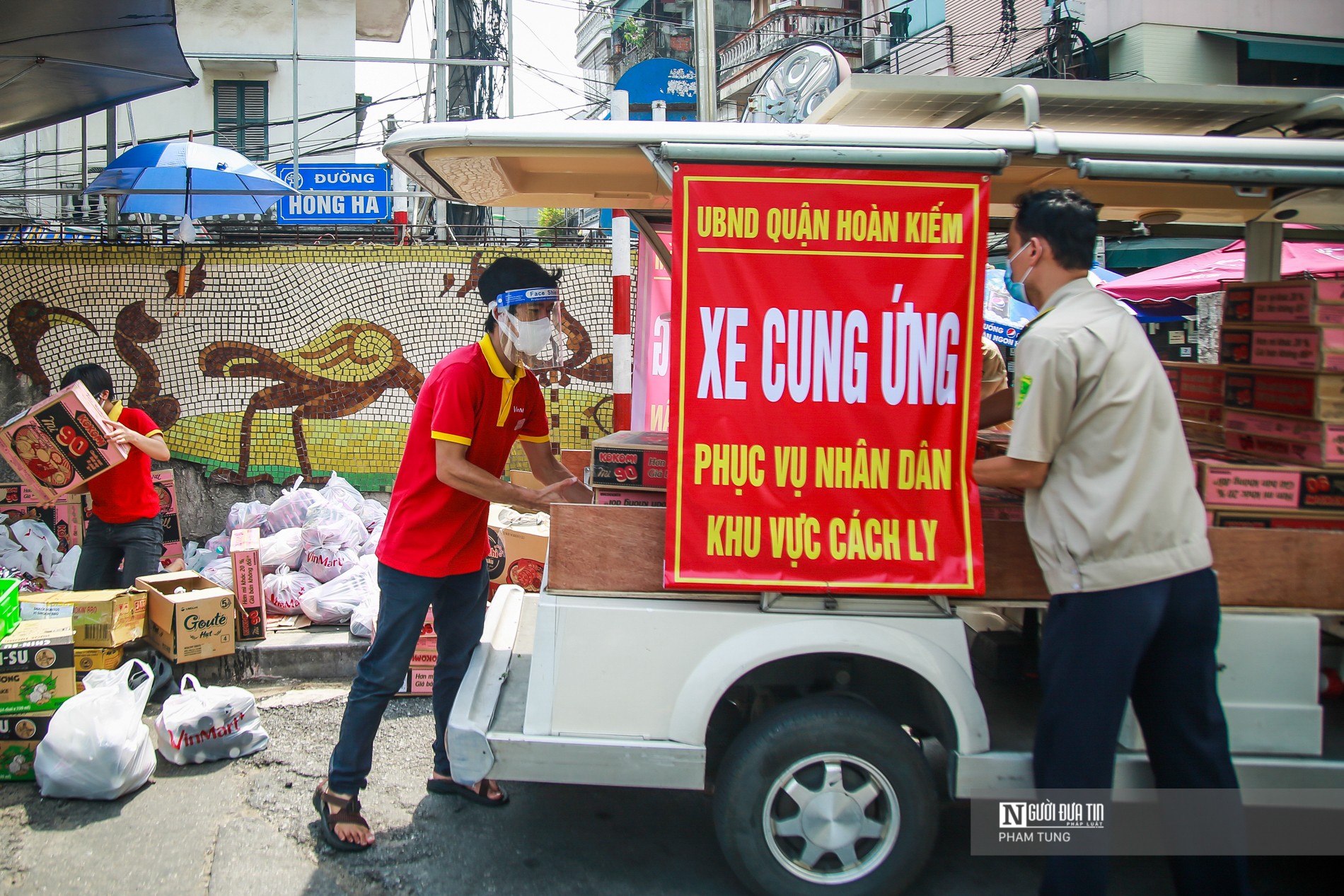 Dân sinh - Hà Nội: Hàng trăm người tiếp tế cho người thân tại khu phong tỏa (Hình 4).