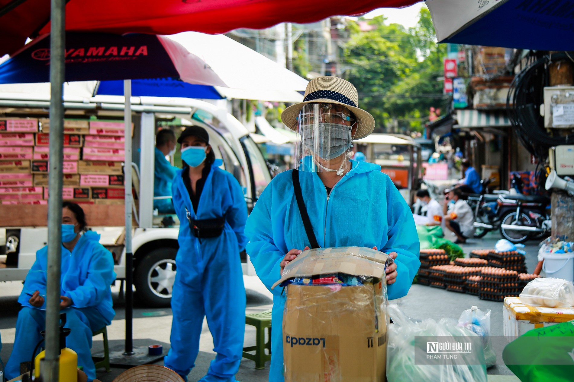 Dân sinh - Hà Nội: Hàng trăm người tiếp tế cho người thân tại khu phong tỏa (Hình 6).