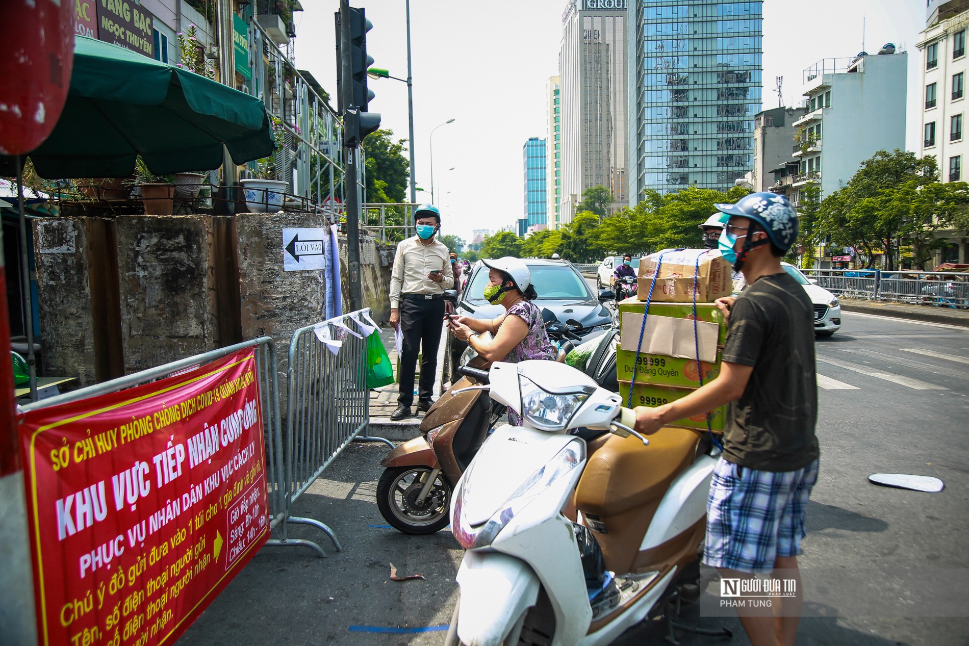 Dân sinh - Hà Nội: Hàng trăm người tiếp tế cho người thân tại khu phong tỏa