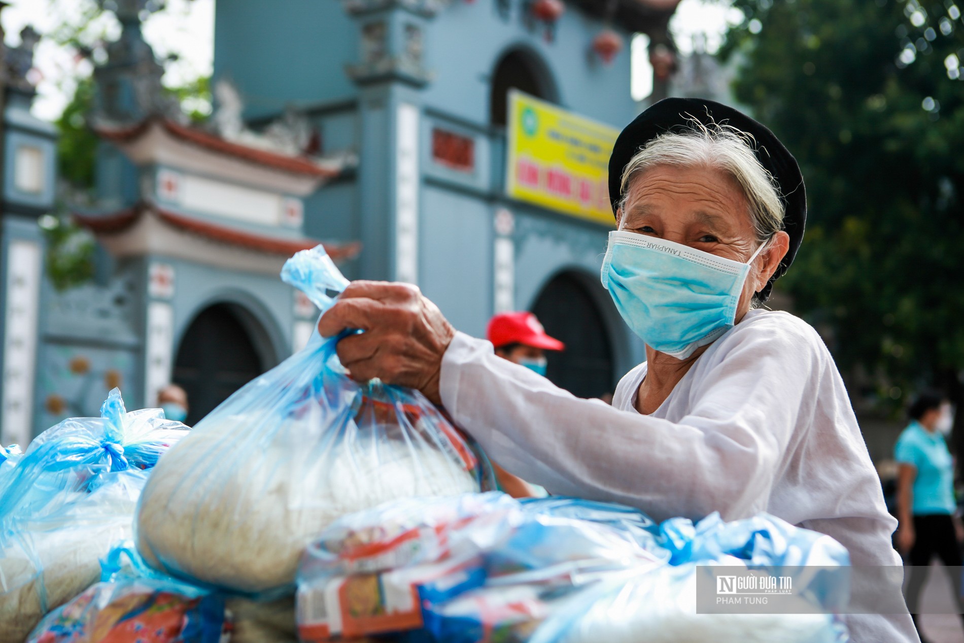 Dân sinh - Hà Nội: Hàng tấn gạo, mì tôm tiếp tế người khó khăn trong mùa dịch (Hình 7).