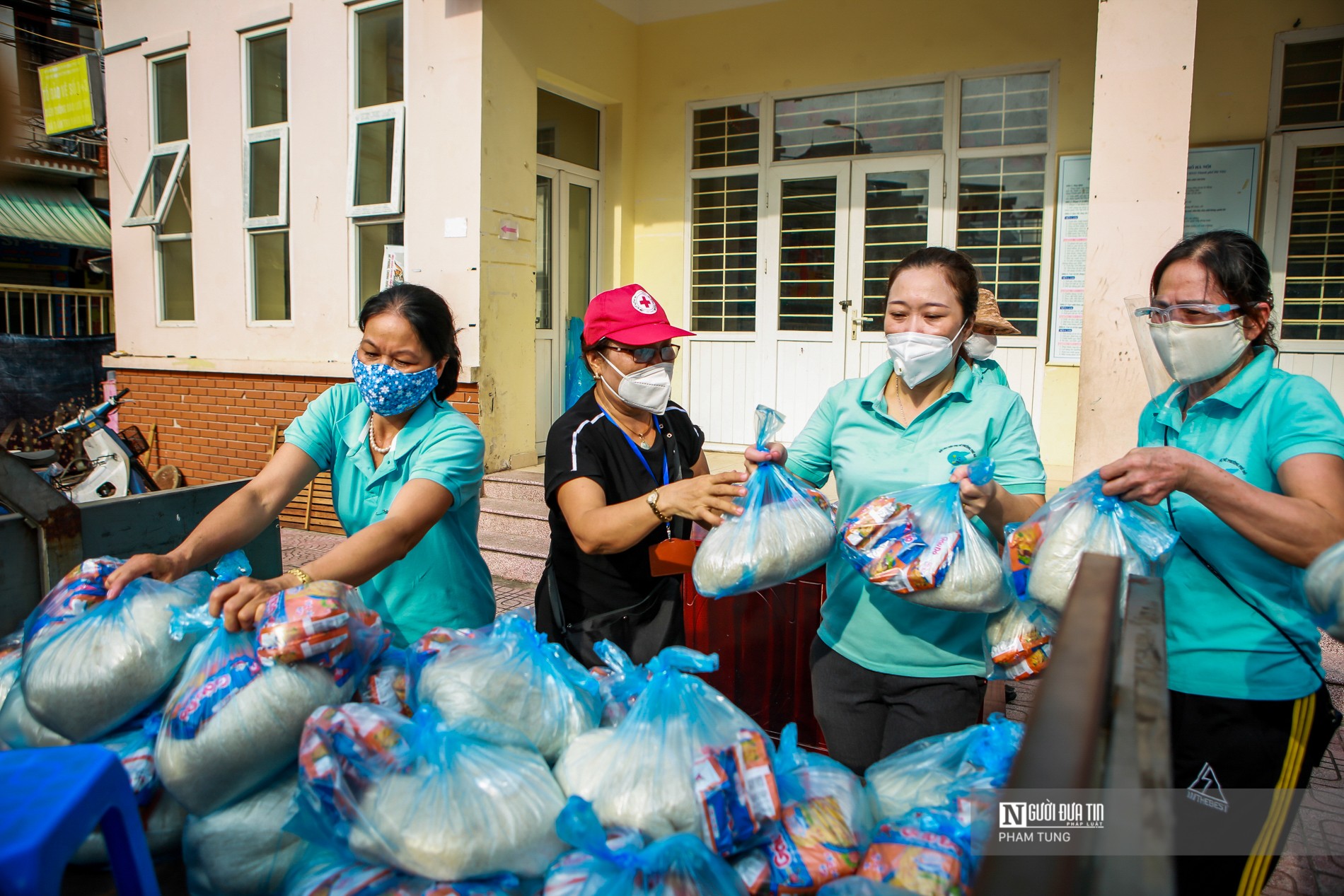 Dân sinh - Hà Nội: Hàng tấn gạo, mì tôm tiếp tế người khó khăn trong mùa dịch (Hình 3).