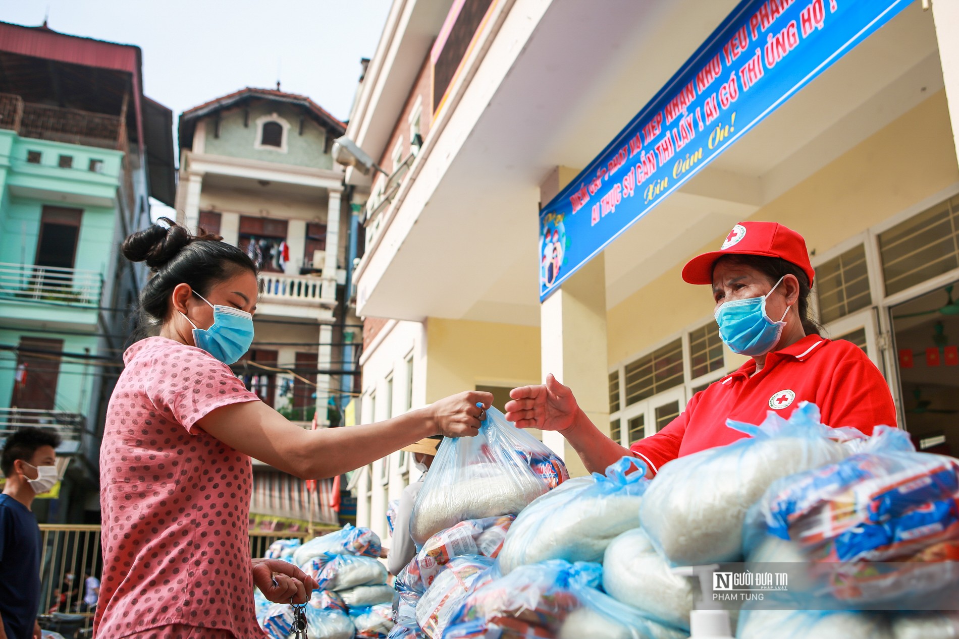 Dân sinh - Hà Nội: Hàng tấn gạo, mì tôm tiếp tế người khó khăn trong mùa dịch (Hình 4).