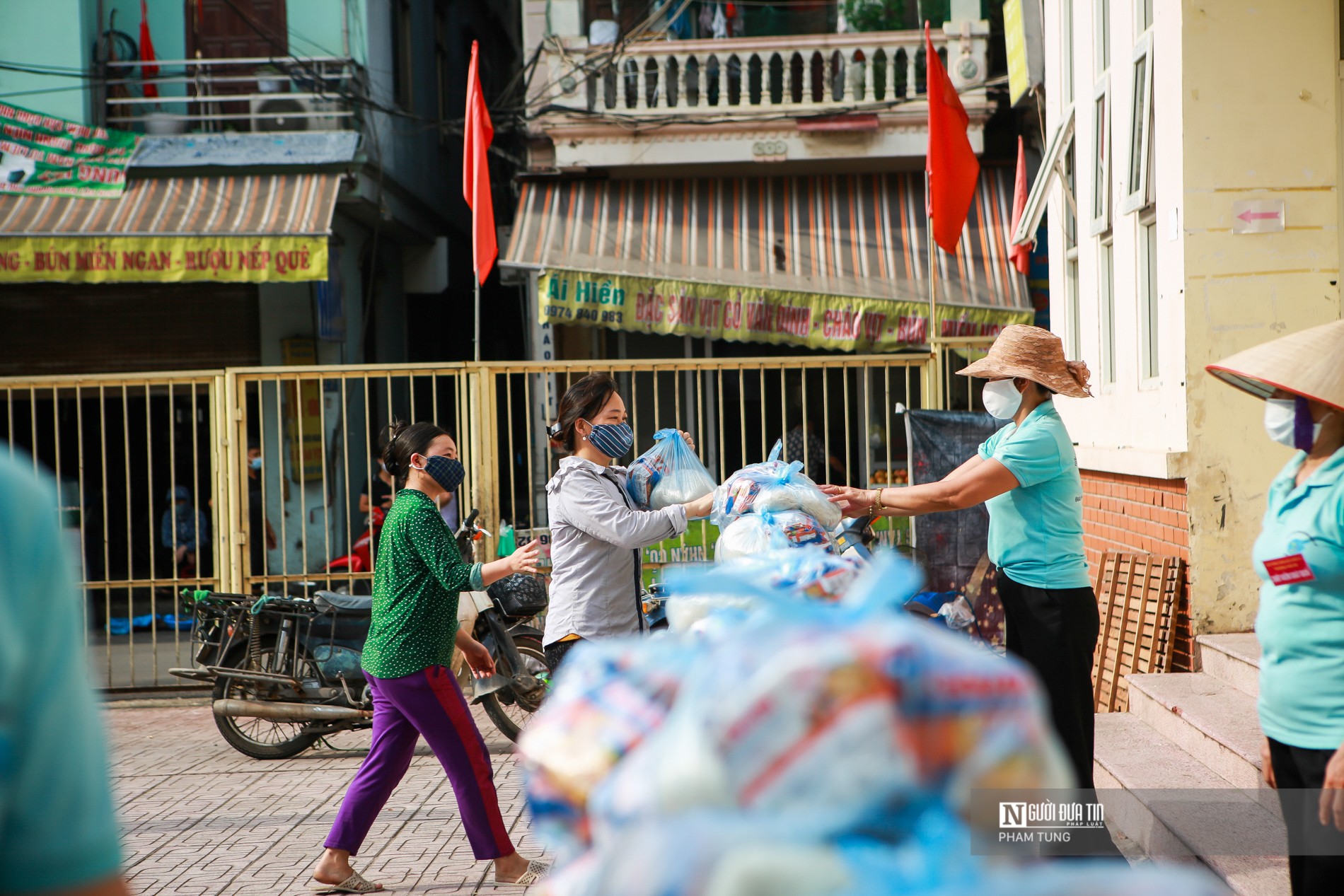 Dân sinh - Hà Nội: Hàng tấn gạo, mì tôm tiếp tế người khó khăn trong mùa dịch (Hình 5).