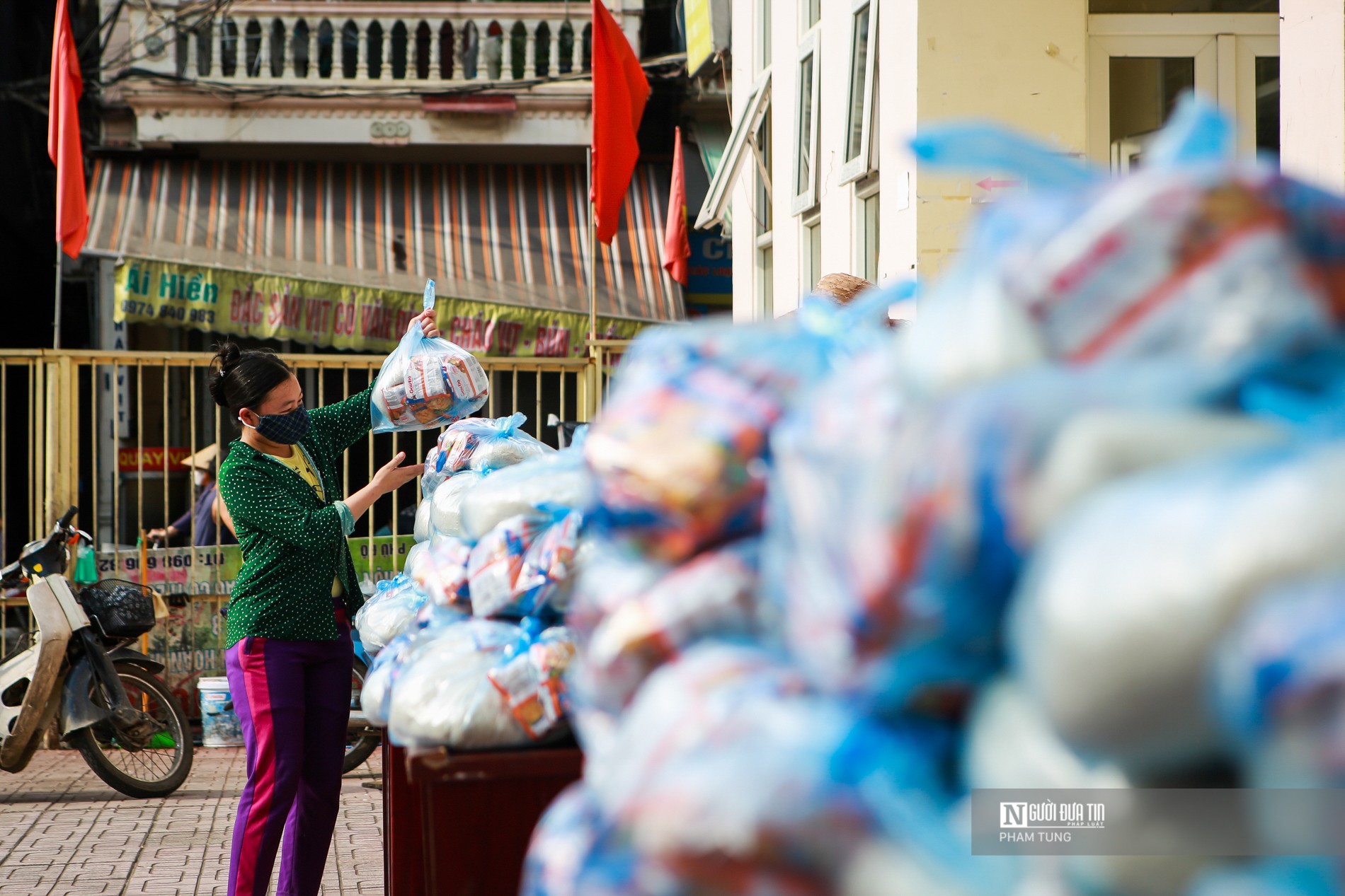 Dân sinh - Hà Nội: Hàng tấn gạo, mì tôm tiếp tế người khó khăn trong mùa dịch (Hình 9).