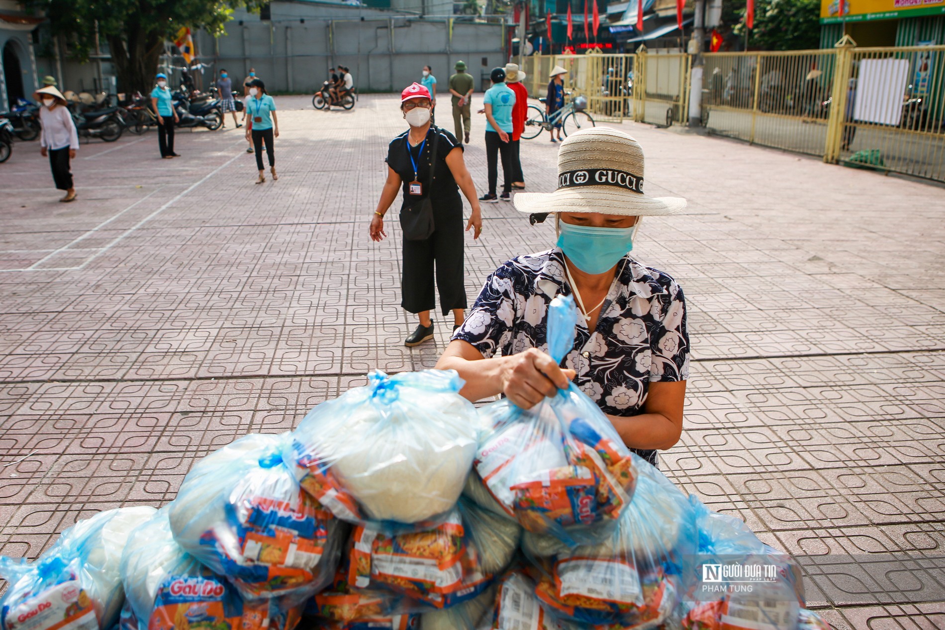 Dân sinh - Hà Nội: Hàng tấn gạo, mì tôm tiếp tế người khó khăn trong mùa dịch (Hình 2).