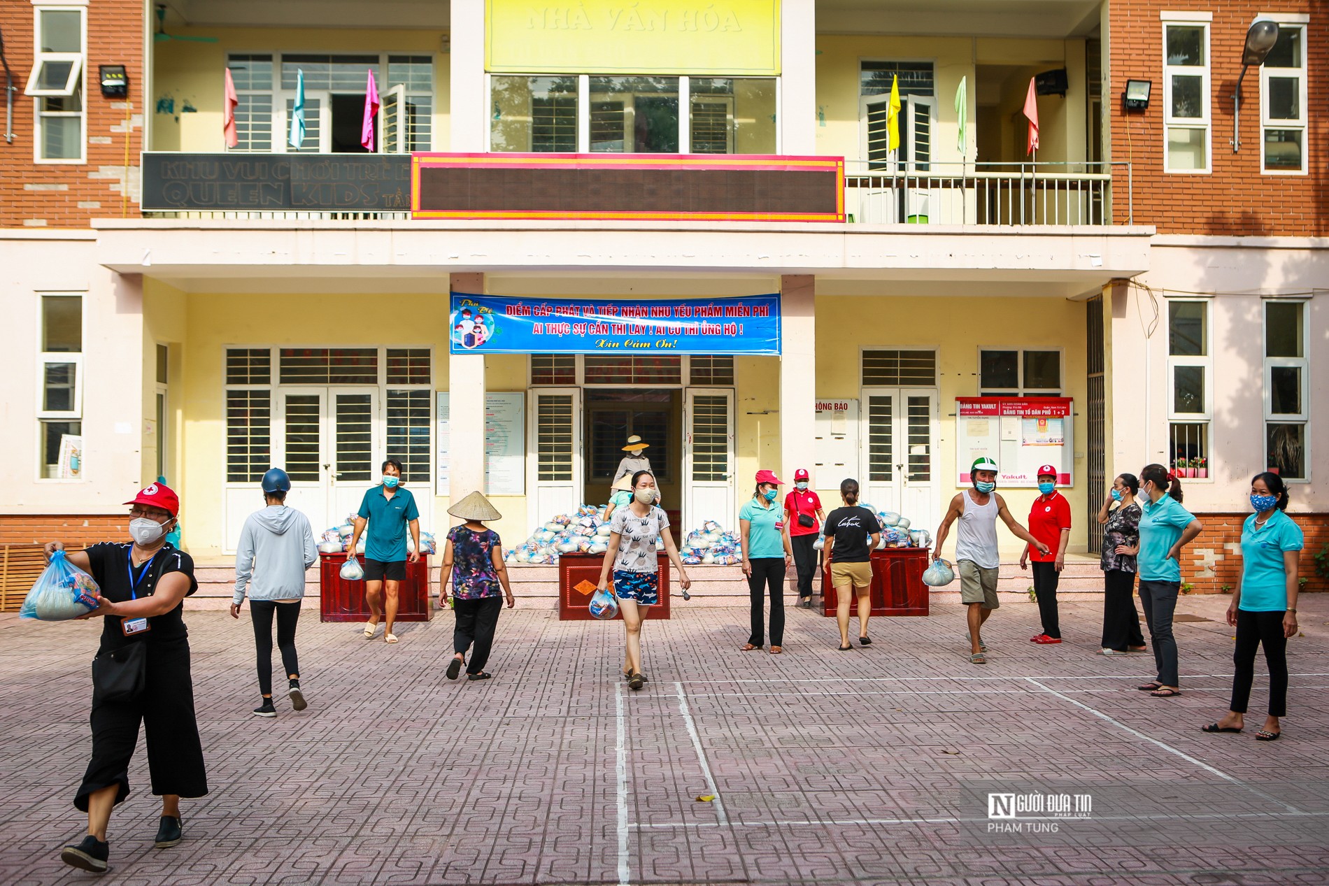 Dân sinh - Hà Nội: Hàng tấn gạo, mì tôm tiếp tế người khó khăn trong mùa dịch